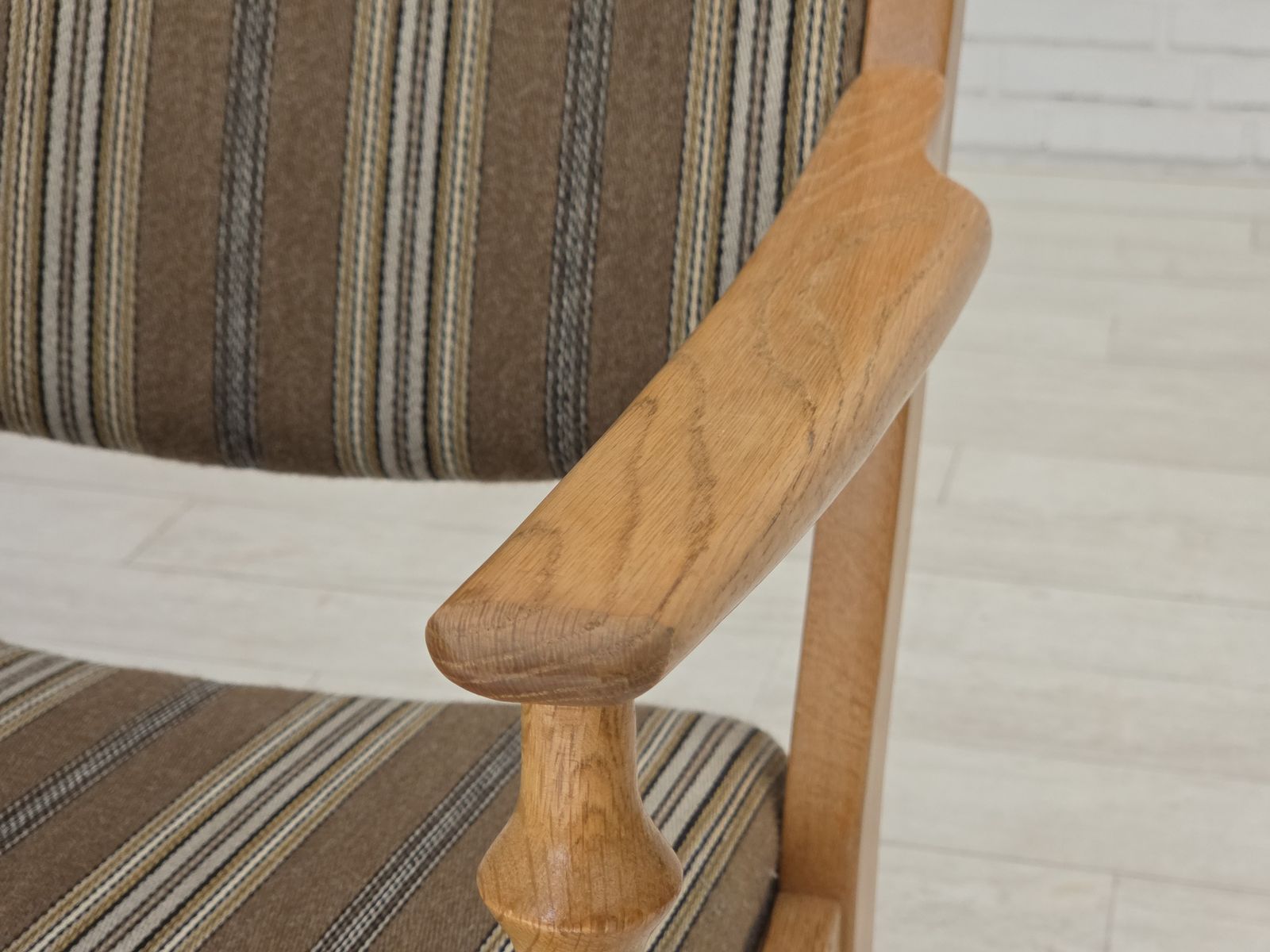 photo furniture Ca. Jaren 1970, Paar Scandinavische Fauteuils, Meubelwol, Massief Eikenhout.