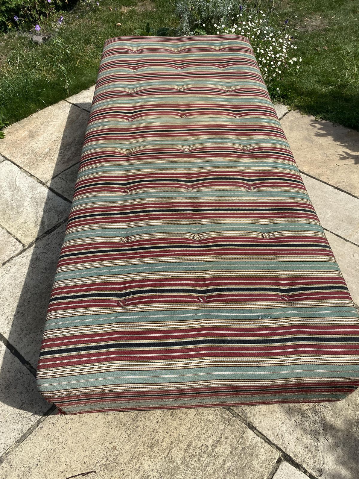 Danish Daybed   Red, Gold, Green. photo furniture