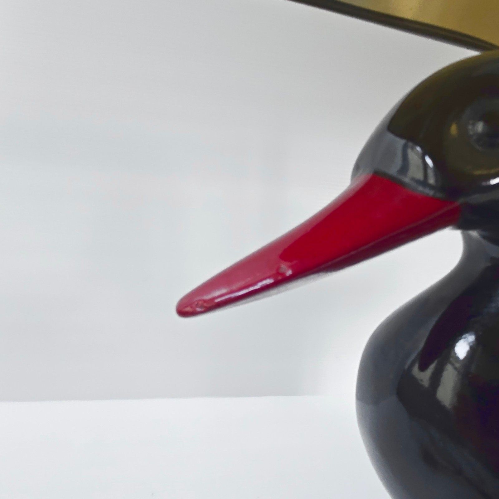photo vintage Vintage 1970 Italian Duck Wood Lacquer Black & Burgundy Table Lamp 70s