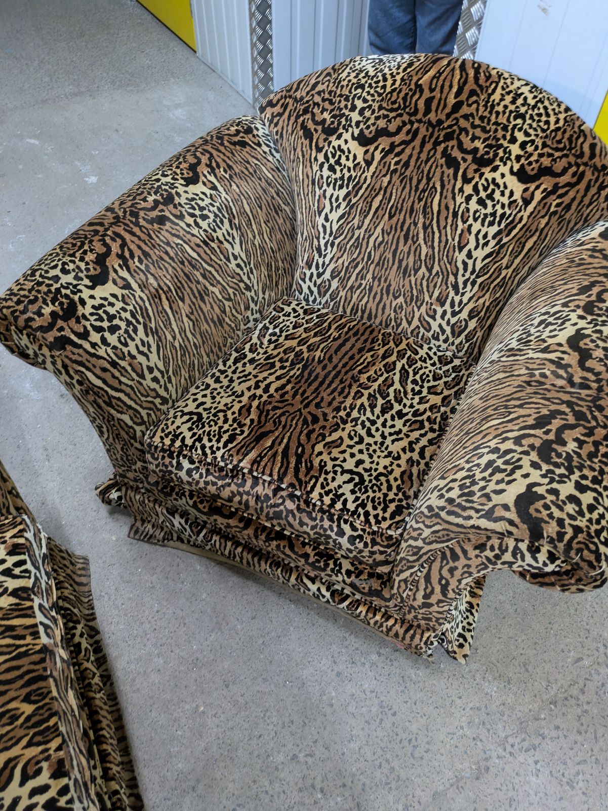 Luxurious Animal Print Velvet Armchairs X2   Good Condition photo vinterior