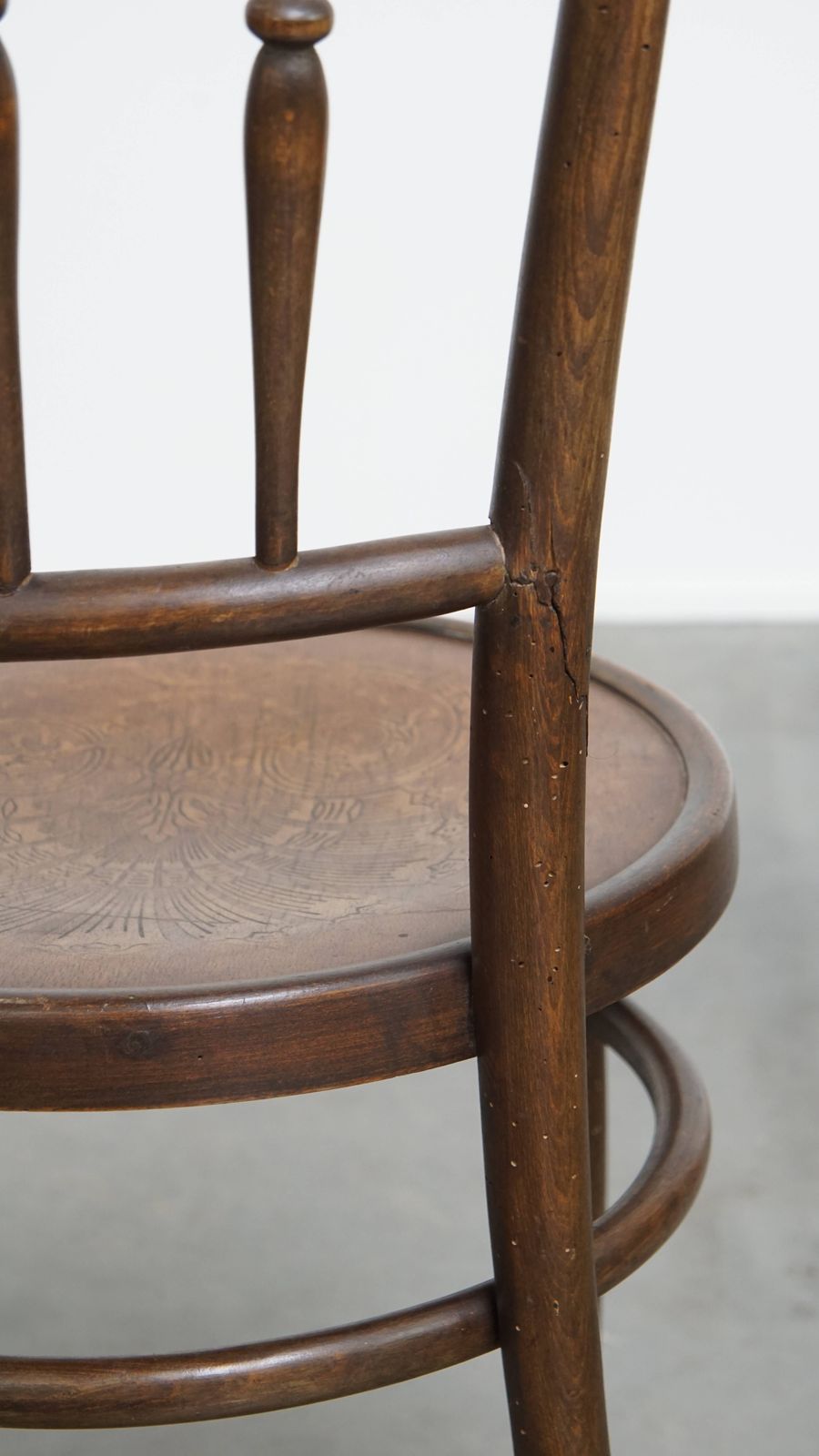 photo vinterior Charming, Very Elegant Bistro Chair In The Style Of Thonet With Beautiful Carvings In The Seat.