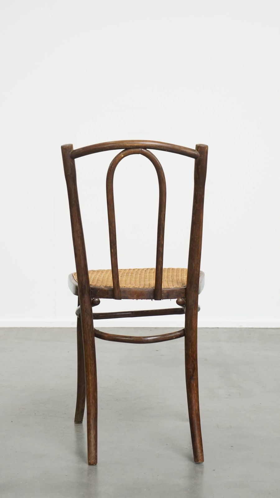Tijdloze Bistrostoel In De Stijl Van Thonet Met Gevlochten Rieten Zitting photo Meubels