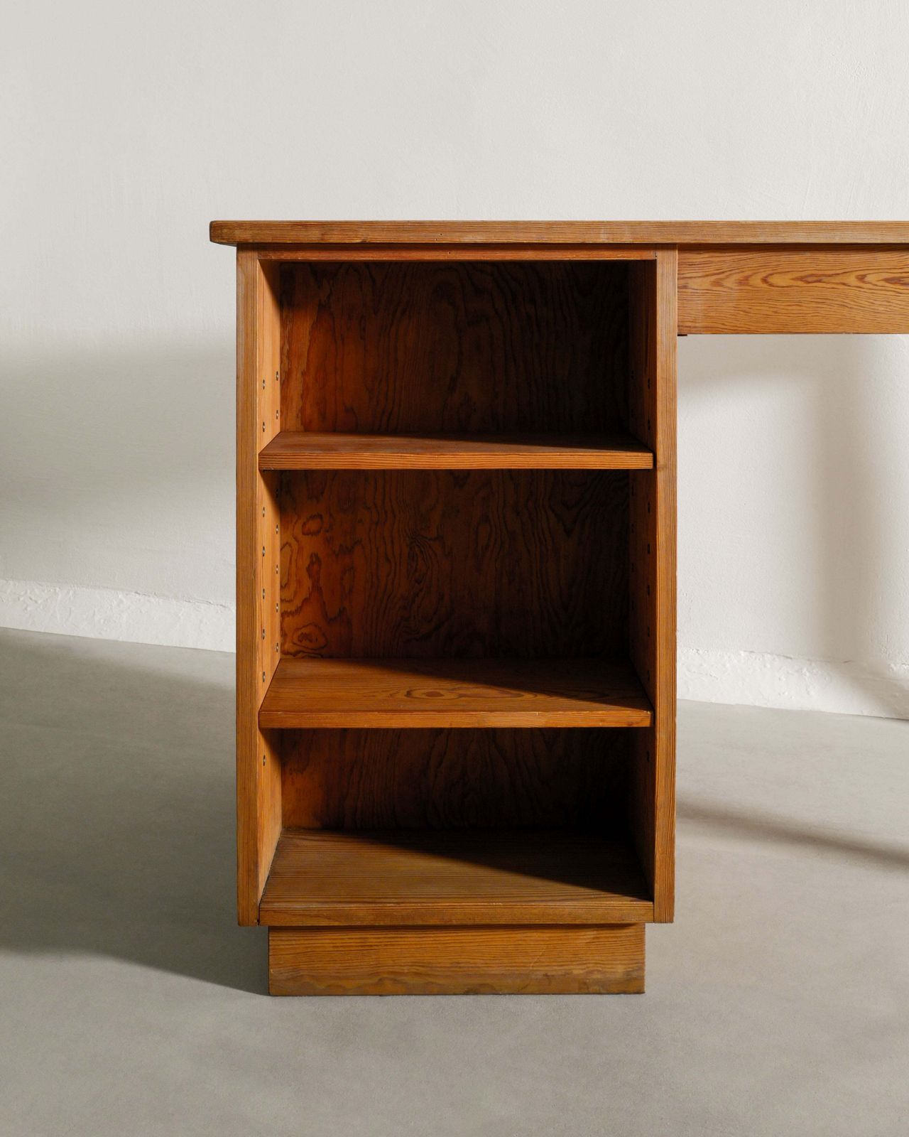 Swedish Mid Century Wooden Pine Desk By Axel Einar Hjorth For Nordiska Kompaniet Sweden, 1930s photo vinterior