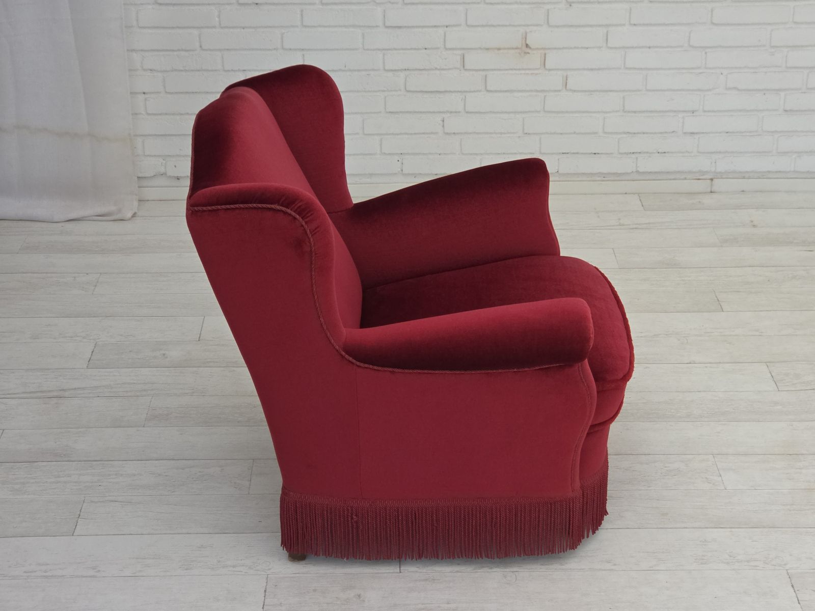 Ca. Jaren 1960, Deense Fauteuil, Rood Meubelvelours, Beukenhouten Poten. photo 990.0