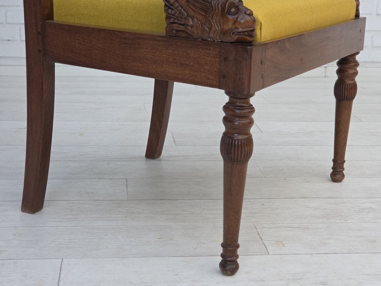 photo furniture Jaren 1920 1930, Gesneden Houten Fauteuil, In De Stijl Van Georges Jacob, Opnieuw Bekleed.
