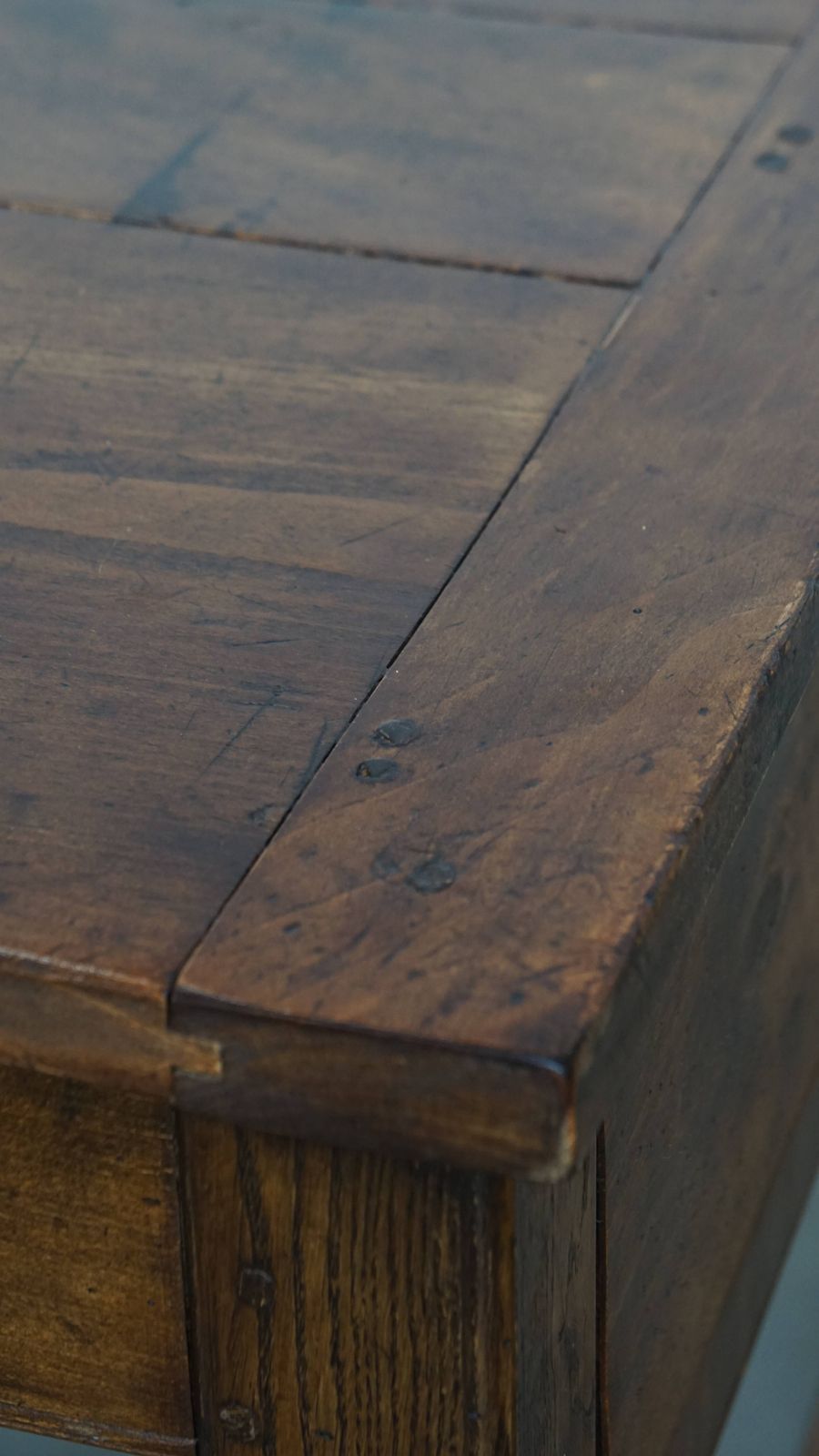 photo vintage Beautiful Antique French Dining Table Made Of Fruit Wood From The 18th Century With 2 Drawers And A Beautiful Patina