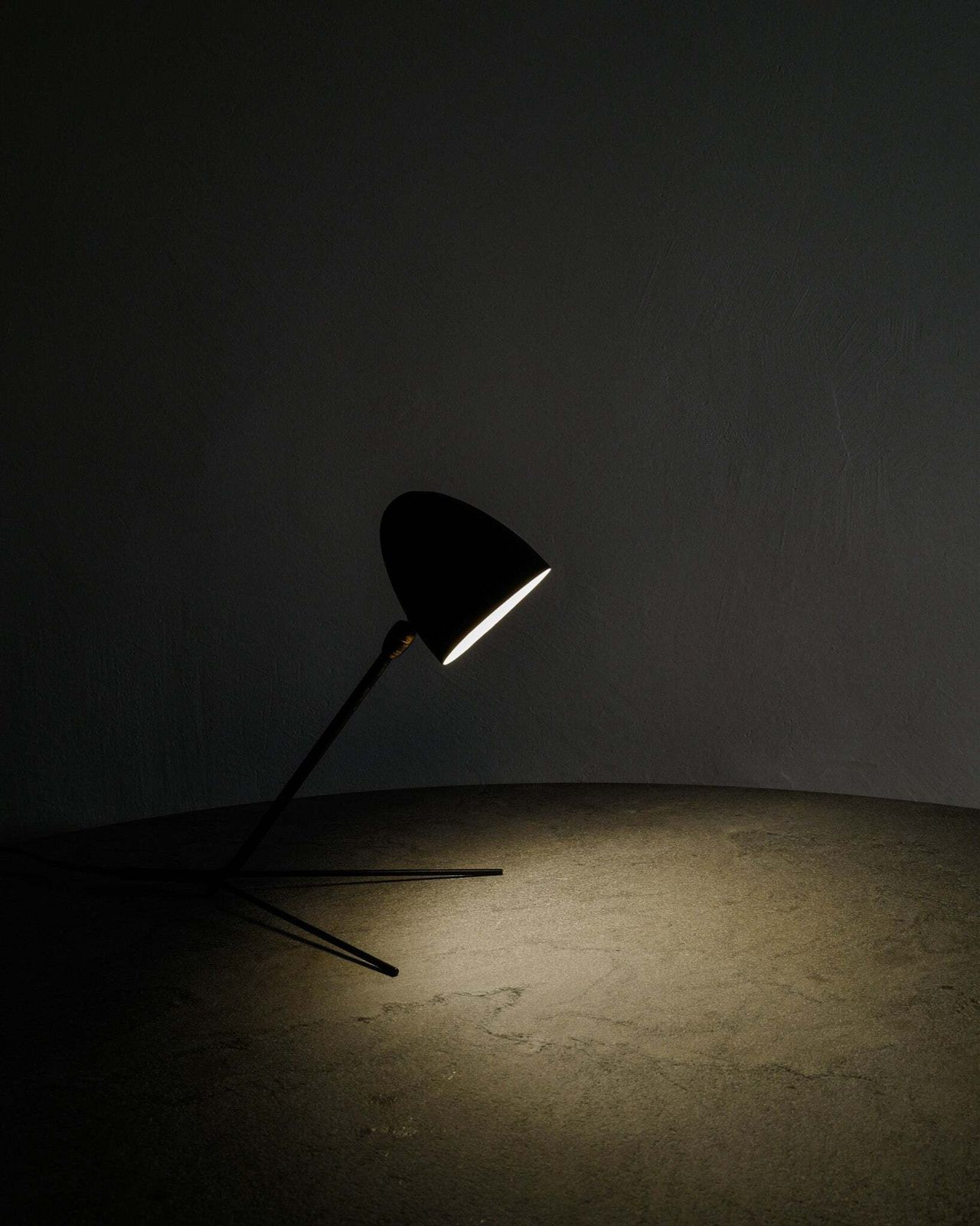 Black French Mid Century Serge Mouille "Cocotte" Table Lamp In Metal & Brass, 1950s photo Lighting
