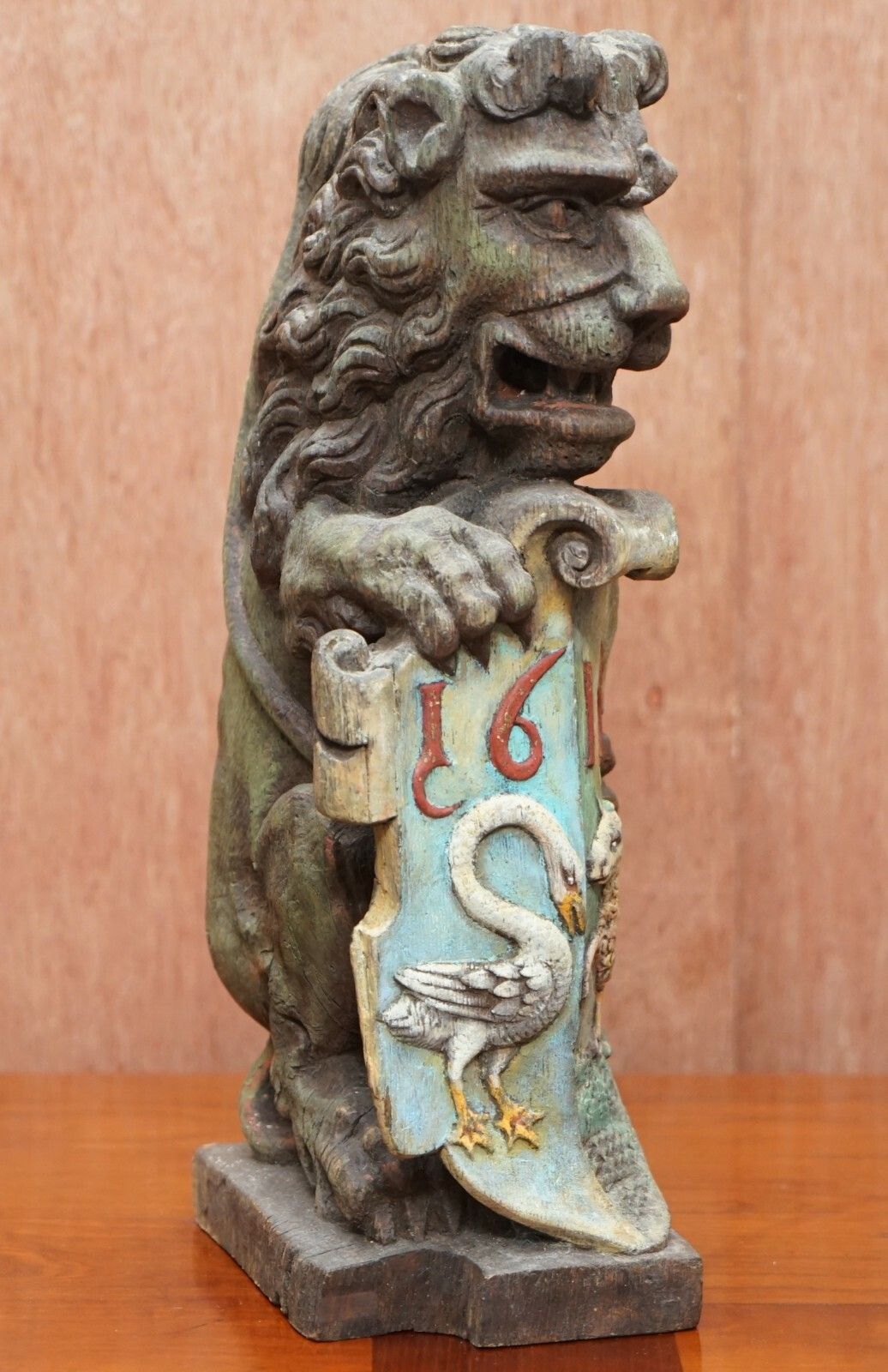 photo furniture Pair Of 1615 English Polychrome Painted Heraldic Lion Newel Banisters Finials