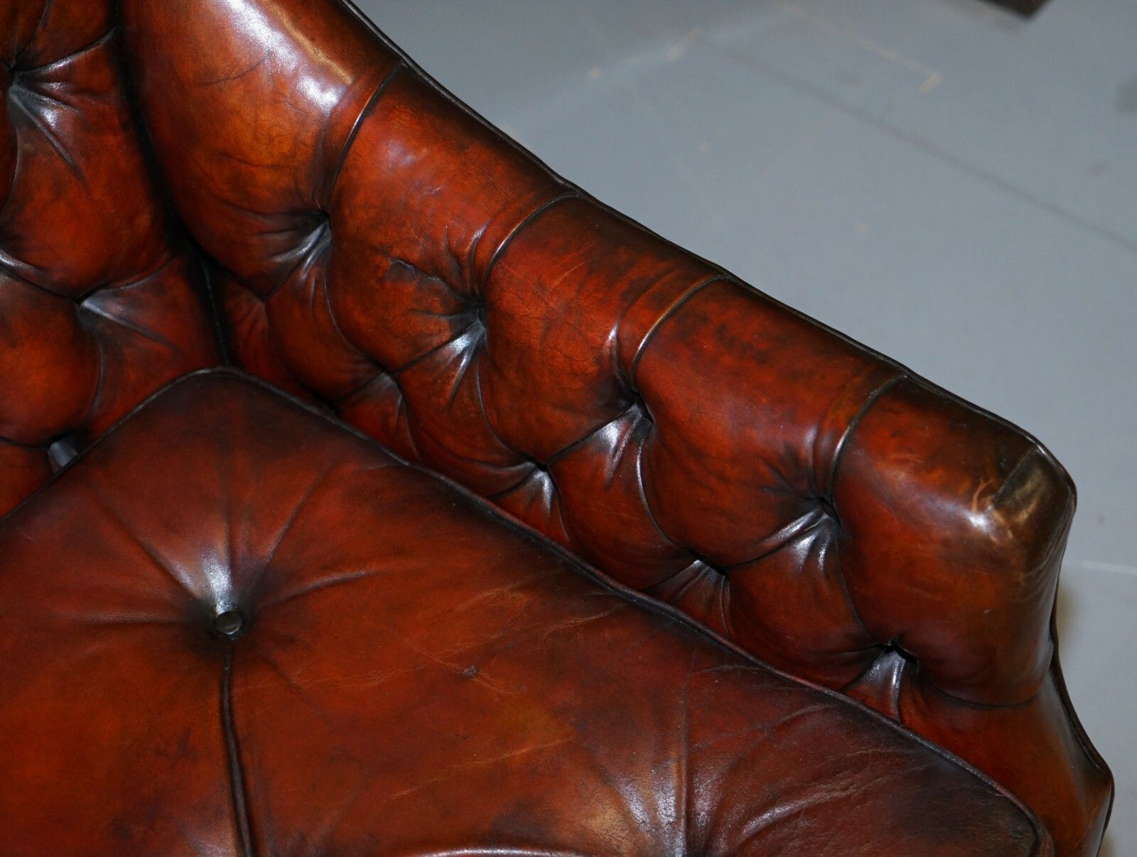 135cm Wide Circa 1900 Fully Restored Whisky Brown Leather Lutyen's Viceroy Sofa photo vintage