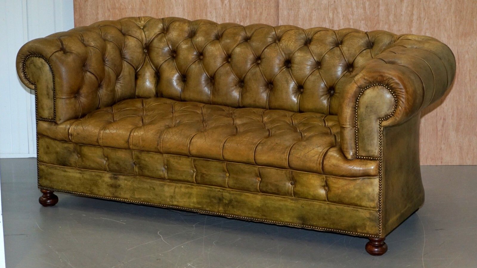 Victorian Horse Hair Green Hand Dyed Leather Chesterfield Fully Button Base Sofa photo for sale