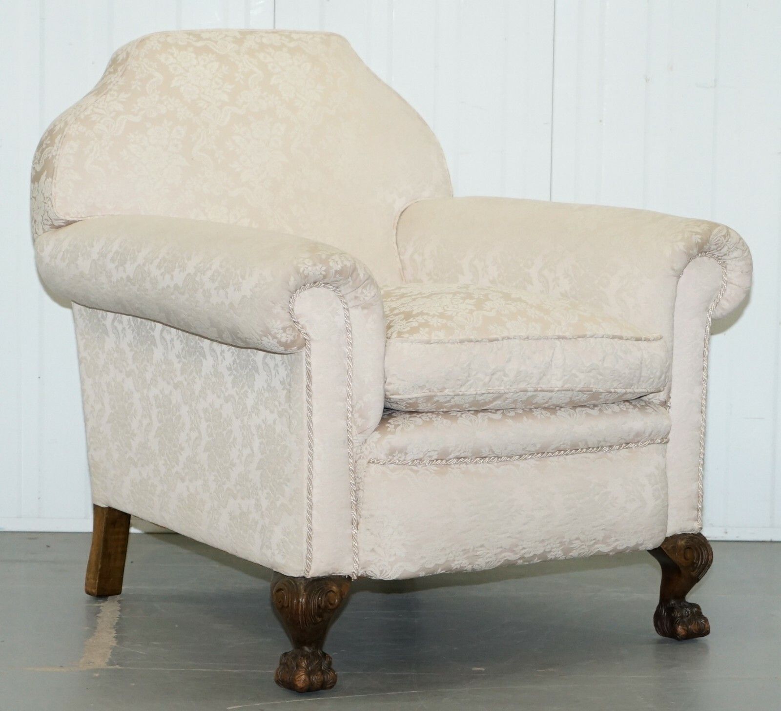 photo furniture Rare Victorian Damask Upholstery Walnut Carved Lion Paw Feet Sofa Armchair Suite