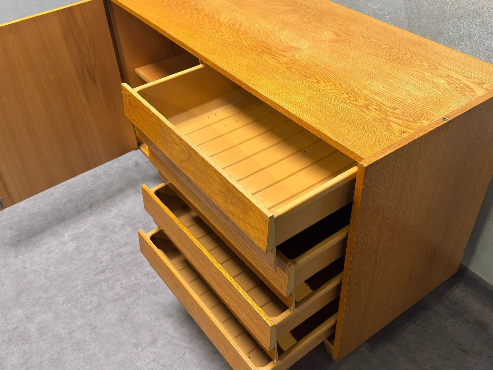Dressoir U‑458, Tsjecho Slowakije, Jaren 1960 – Zeer Goede Staat photo Meubels