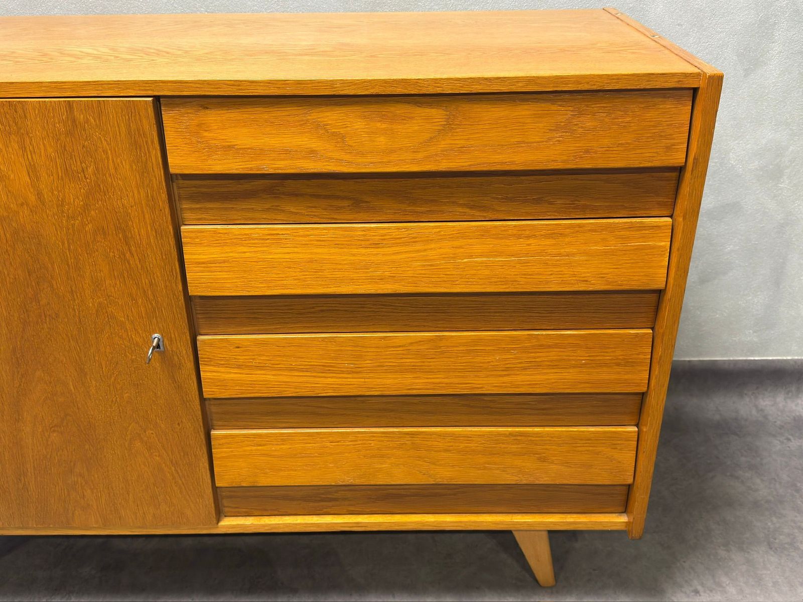Dressoir U‑458, Tsjecho Slowakije, Jaren 1960 – Zeer Goede Staat photo vintage