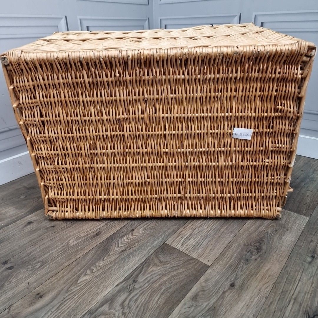 photo vintage Large Vintage Wicker Basket Storage Chest – Blanket Toy Linen Box Lid & Handles