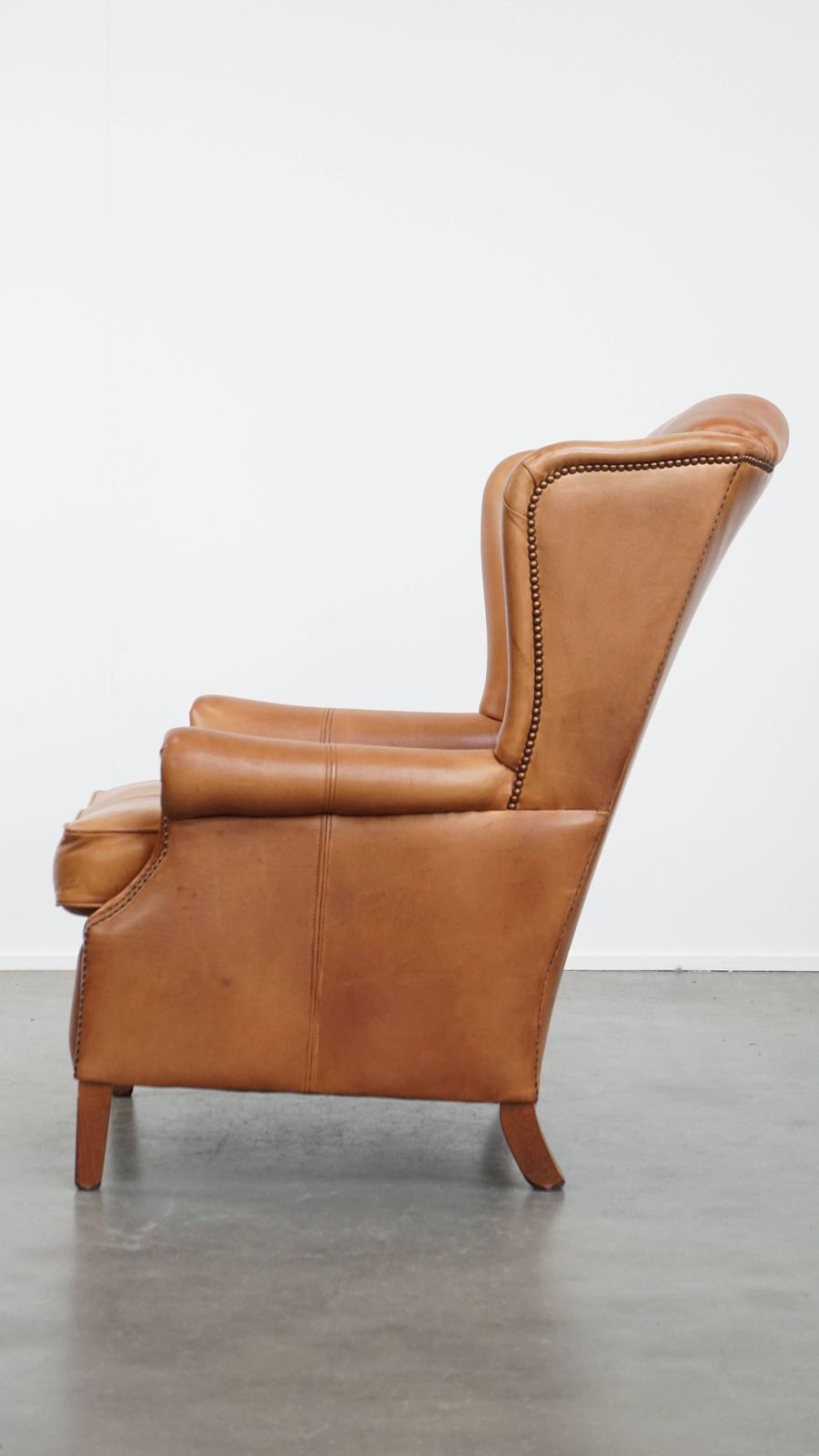 Unieke En Comfortabele Wingchair Van Koeienhuidleer Met Decoratieve Sierspijkers En Fraaie Details photo 968.0