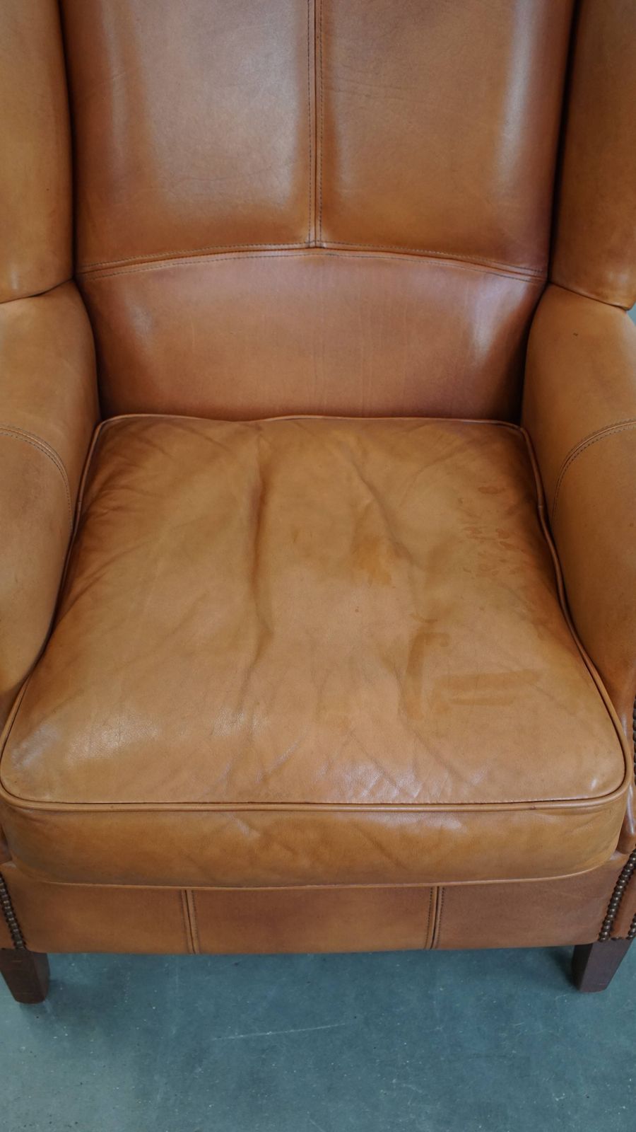 Unieke En Comfortabele Wingchair Van Koeienhuidleer Met Decoratieve Sierspijkers En Fraaie Details photo vinterior
