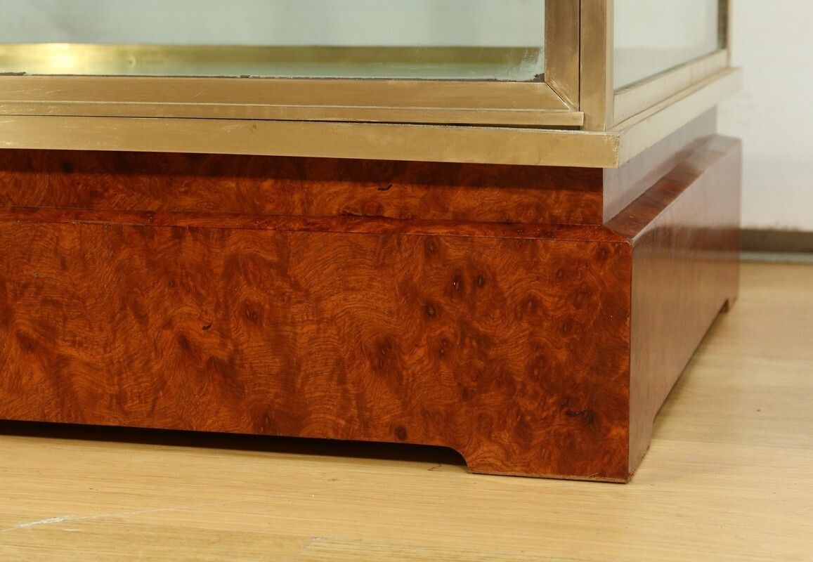 photo vinterior Brass And Elm Display Case – 1950