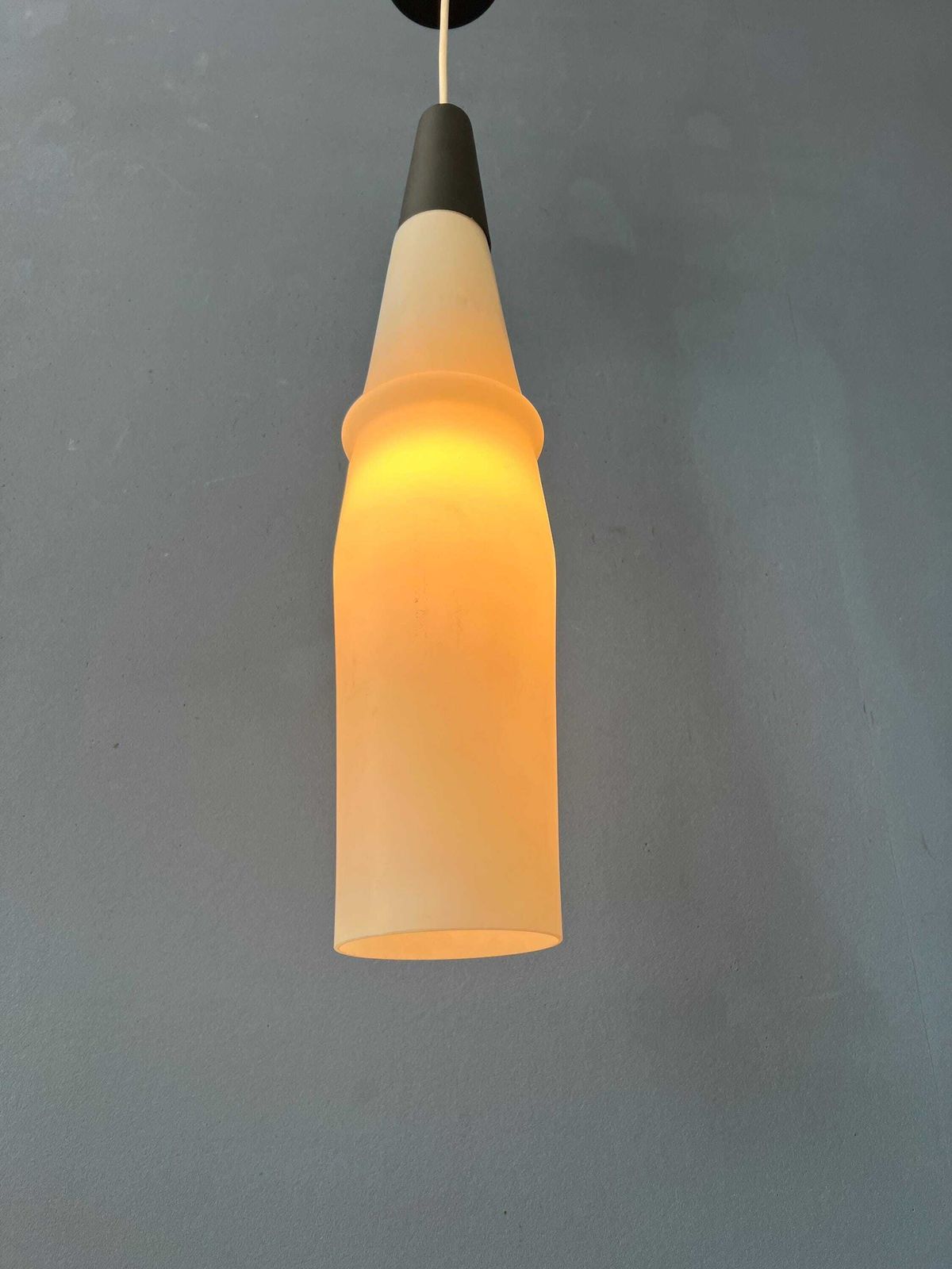 Lange Mid Century Opaline Glazen Hanglamp photo 294.0