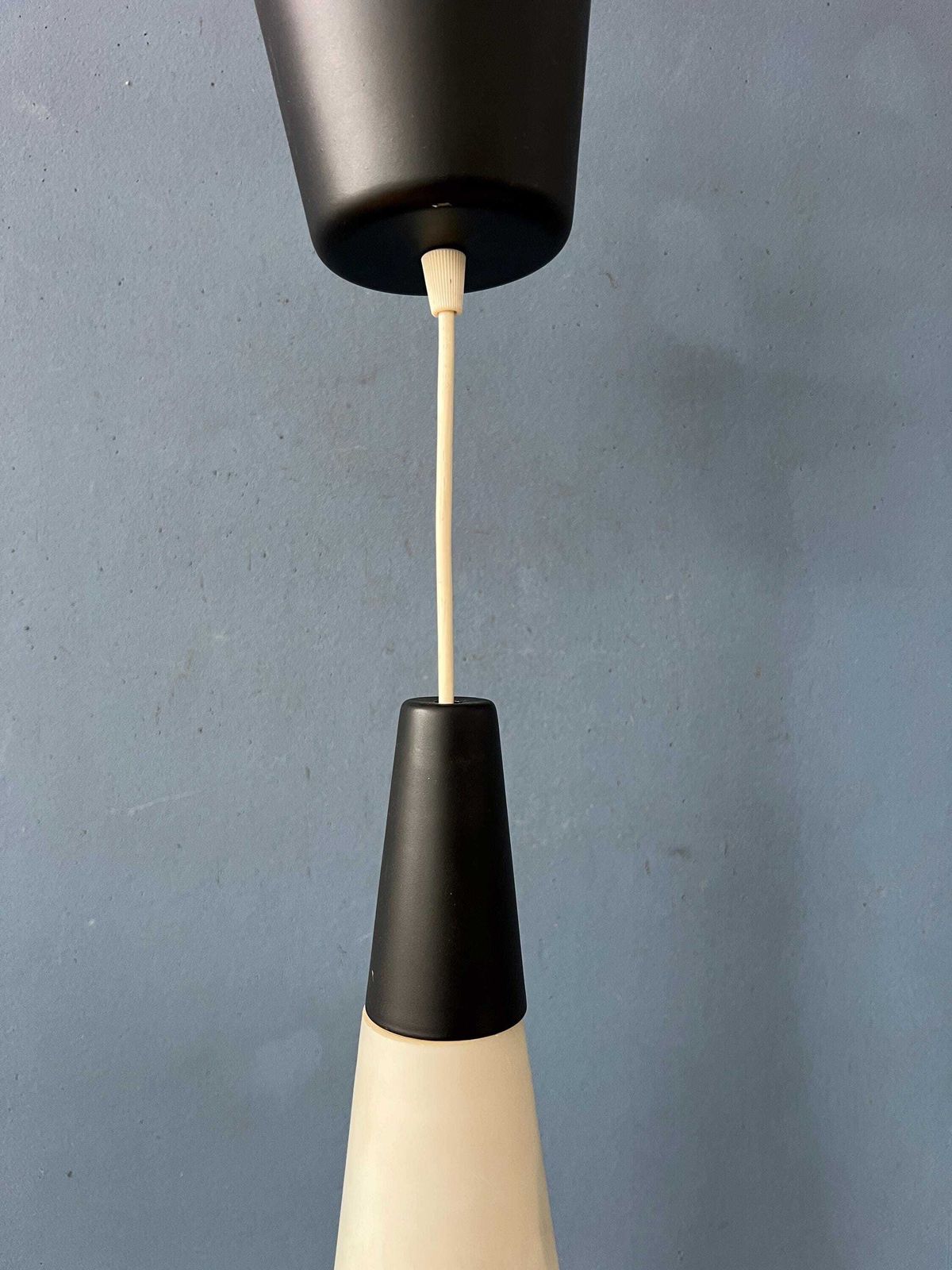 Lange Mid Century Opaline Glazen Hanglamp photo vintage