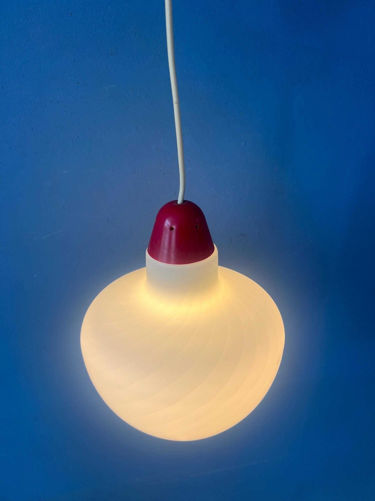 Mid Century Melkglazen Hanglamp Met Rode Bovenkant En Plafondkap photo Verlichting
