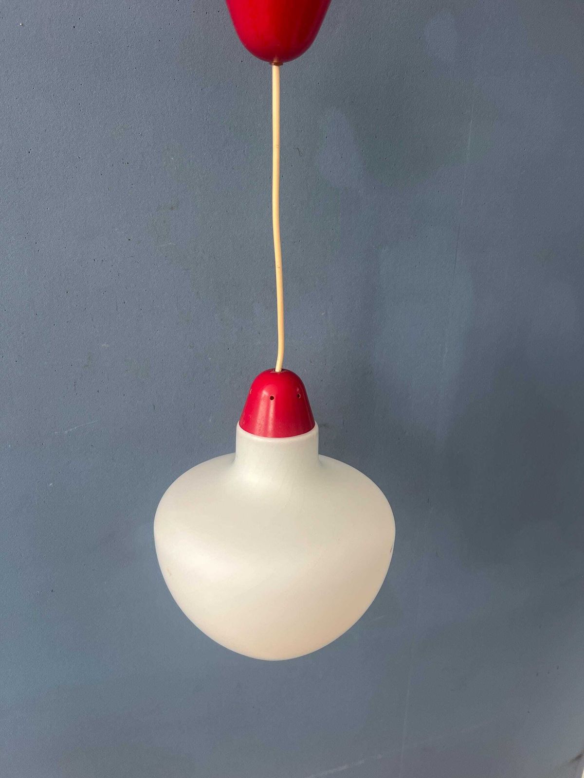 Mid Century Melkglazen Hanglamp Met Rode Bovenkant En Plafondkap photo buy