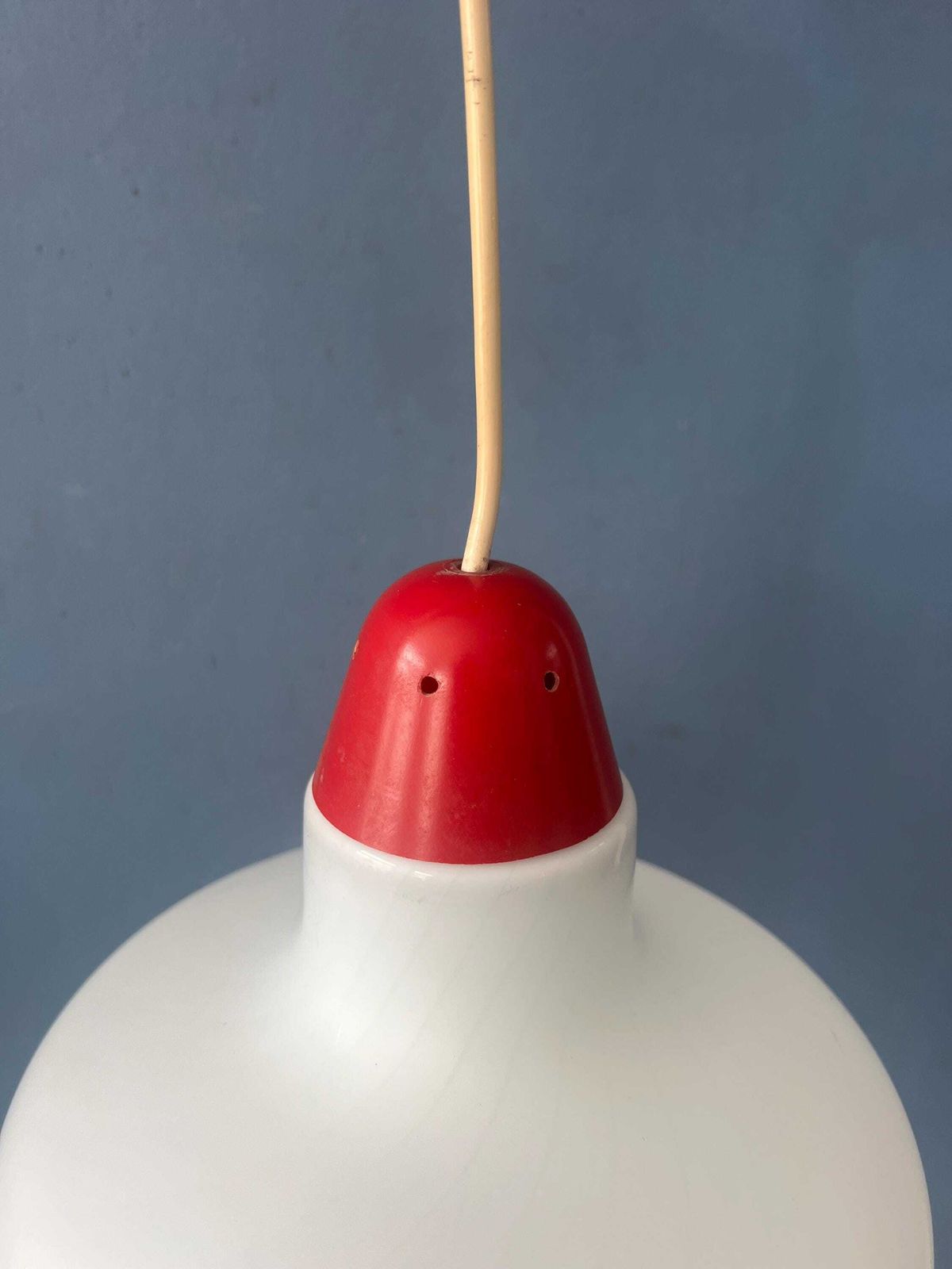 photo furniture Mid Century Melkglazen Hanglamp Met Rode Bovenkant En Plafondkap
