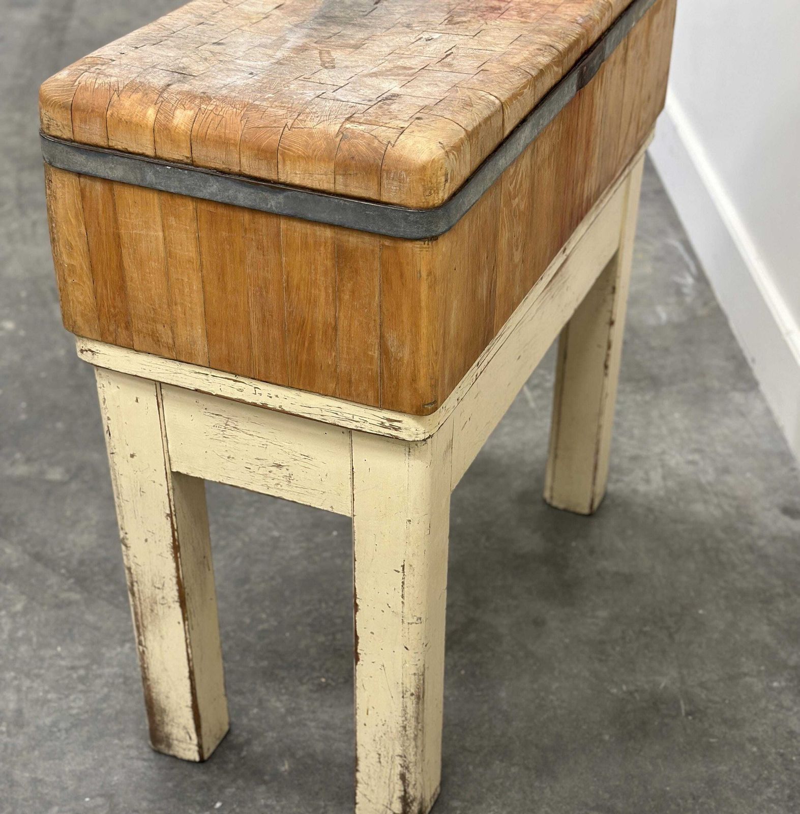 Authentic Charming French "Billot De Boucherie" Butcher Block In Solid Beechwood, France, 1950s. photo vinterior