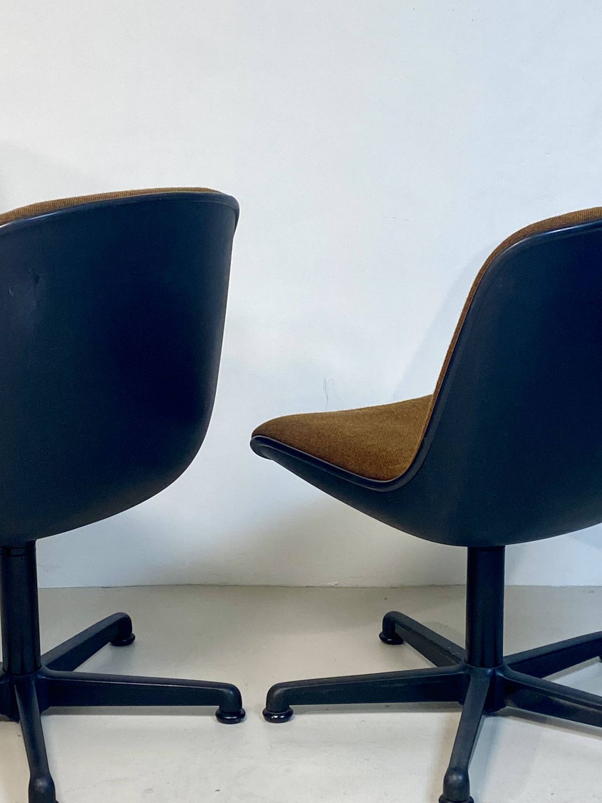 Pair Of Comforto Armchairs From The 1970s. photo vintage