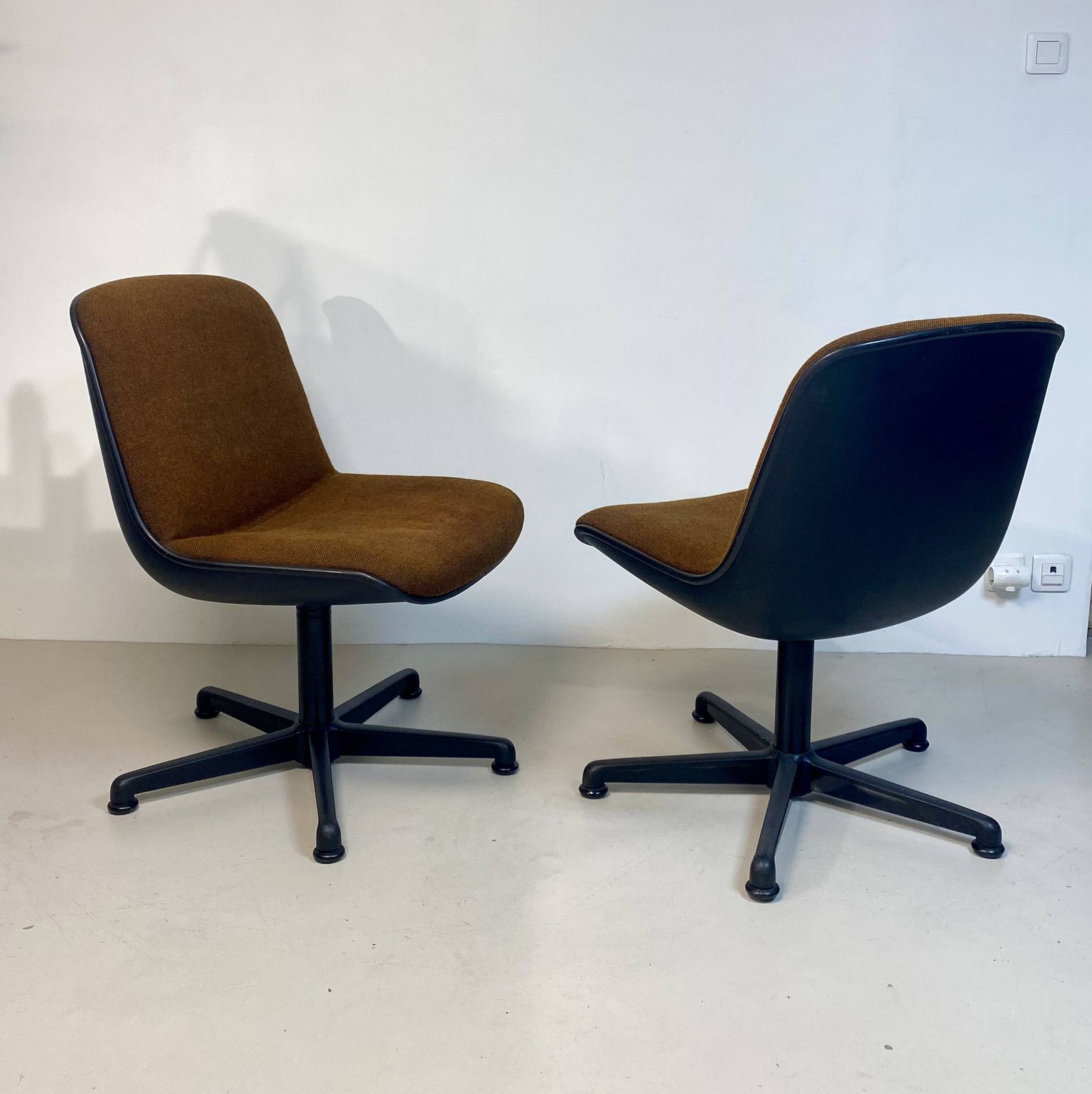 photo vinterior Pair Of Comforto Armchairs From The 1970s.
