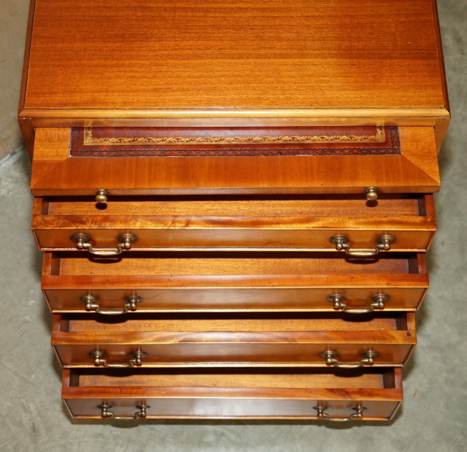 photo vintage Lovely Walnut Brown Leather Military Campaign Nightstand Drawers Or Side Table