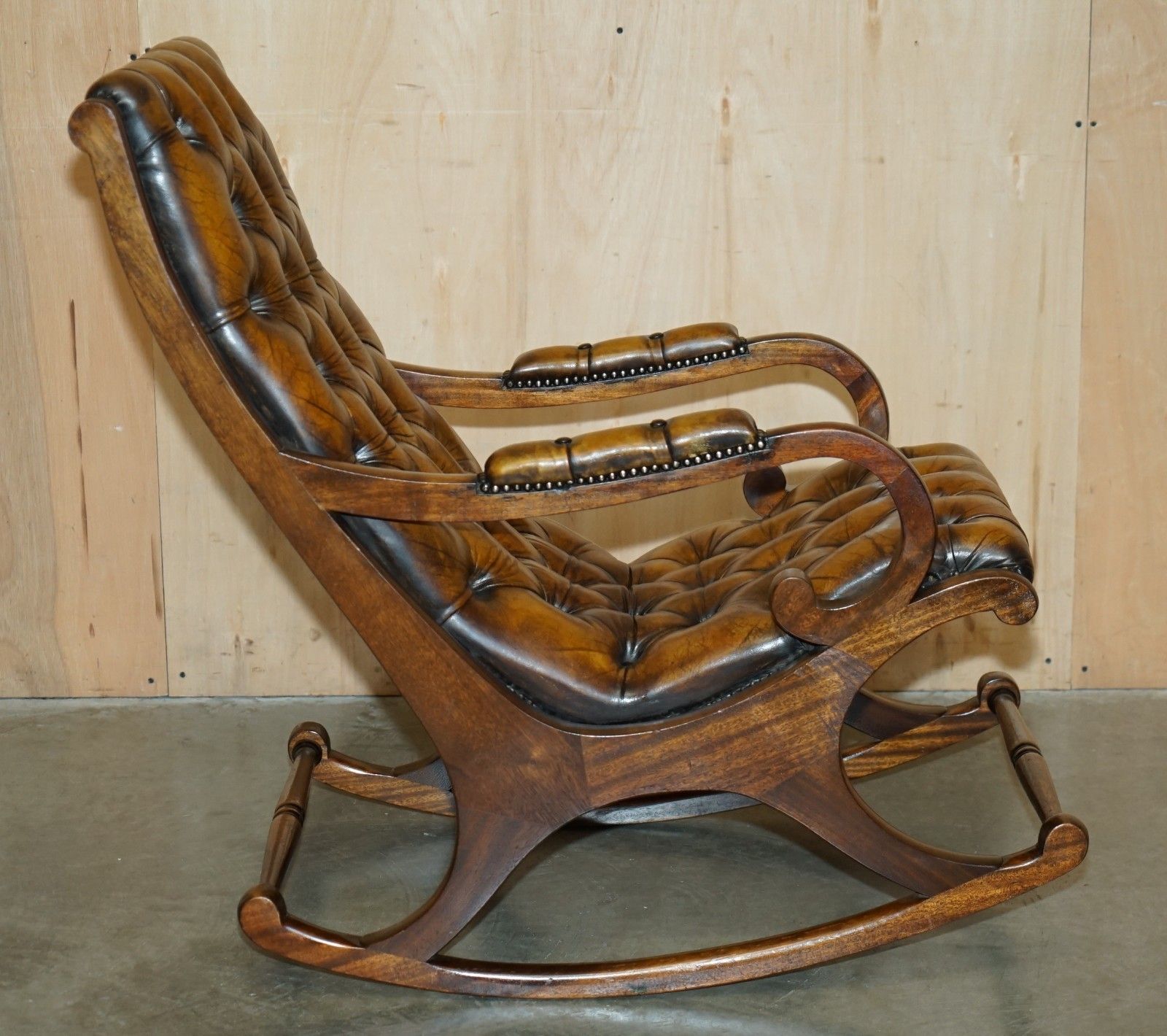 photo vintage Vintage Fully Restored Hand Dyed Brown Leather Chesterfield Rocking Armchair