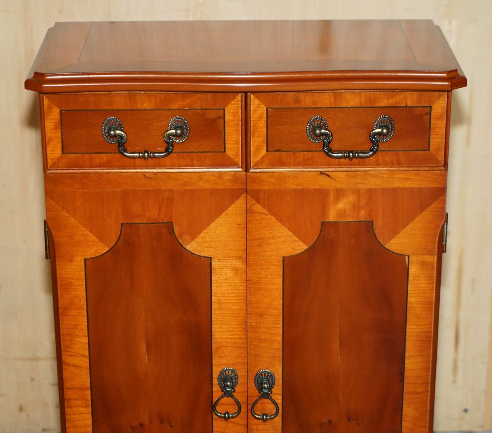 Lovely Vintage Burr Yew Wood Cd Or Dvd 120 Piece Holding Side Cabinet Tower photo Furniture