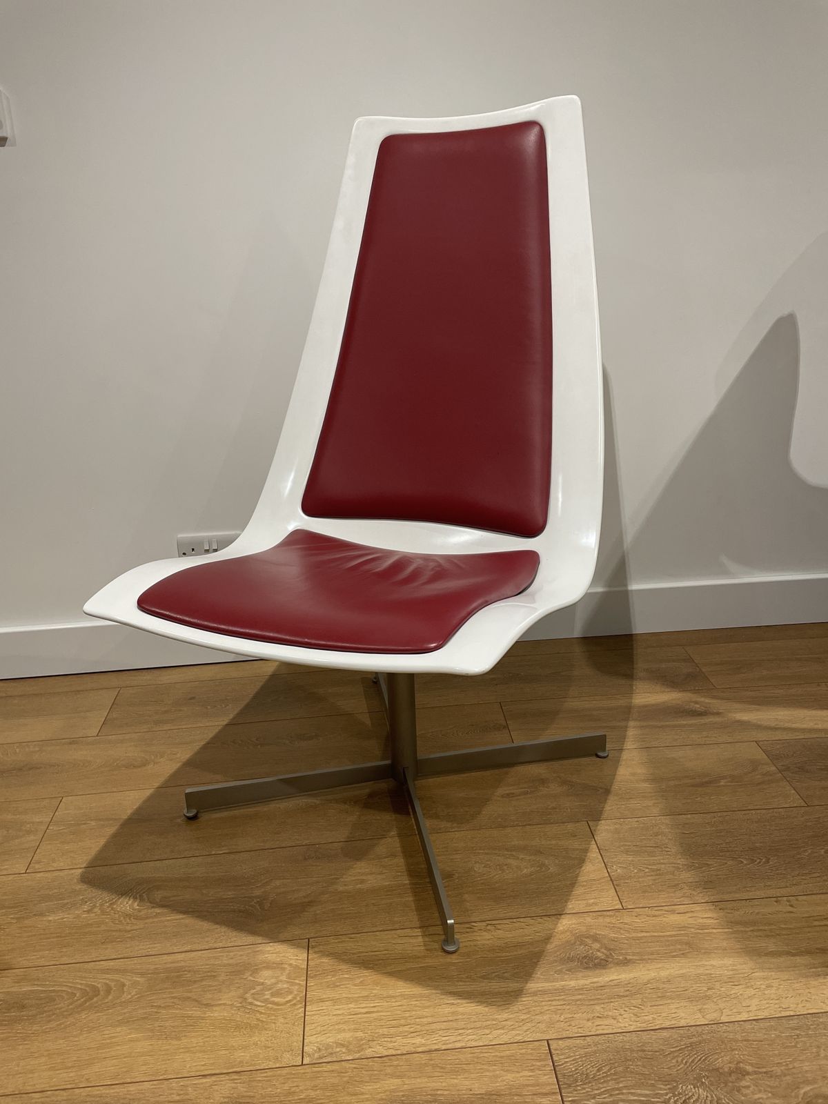 Bo Concept Xpo Swivel Chair 1990 White/Red Rare Immaculate