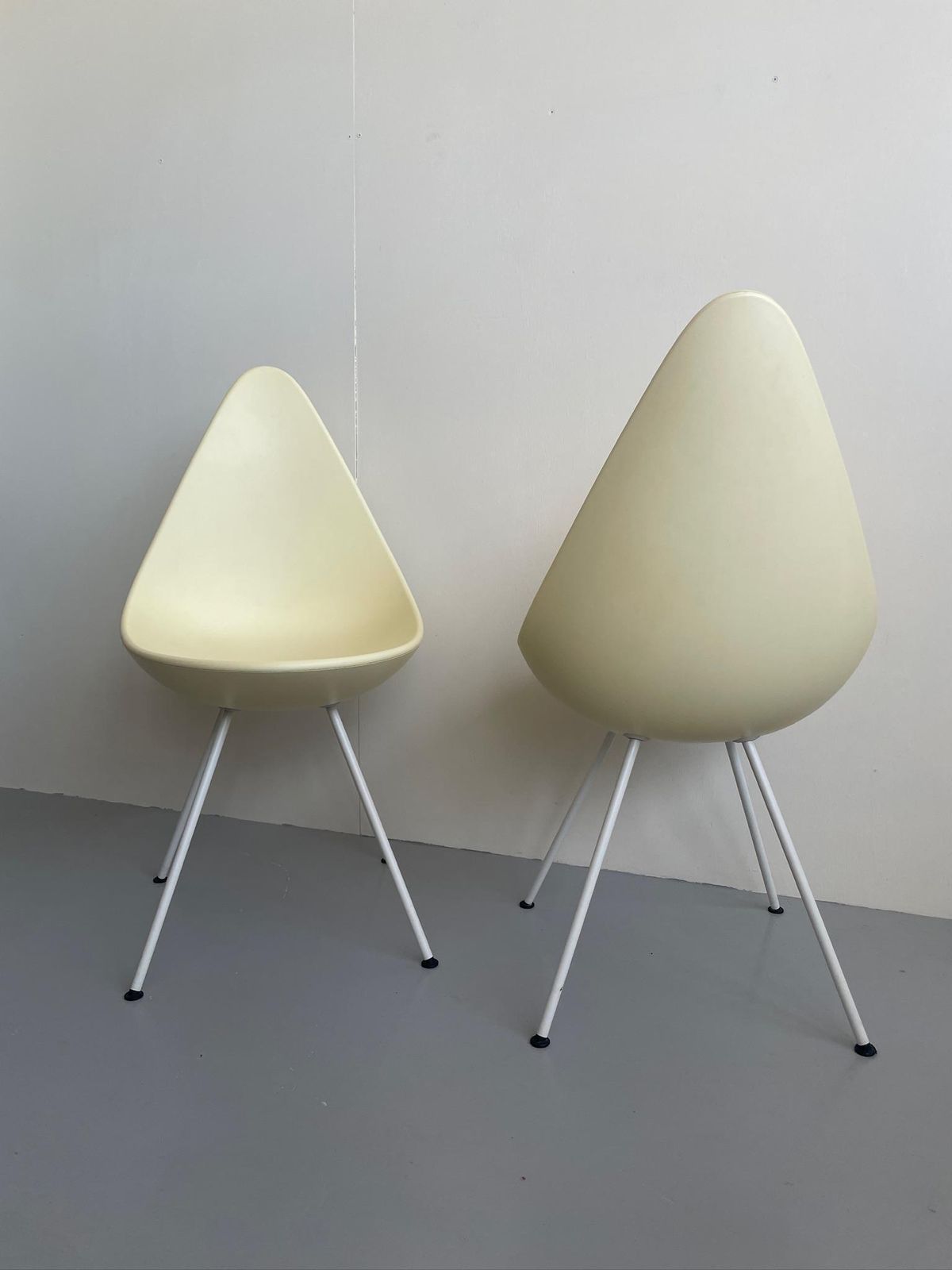 Pair Of Off White Cream Drop Arne Jacobsen Danish Dining Chairs By Fritz Hansenplastic photo for sale