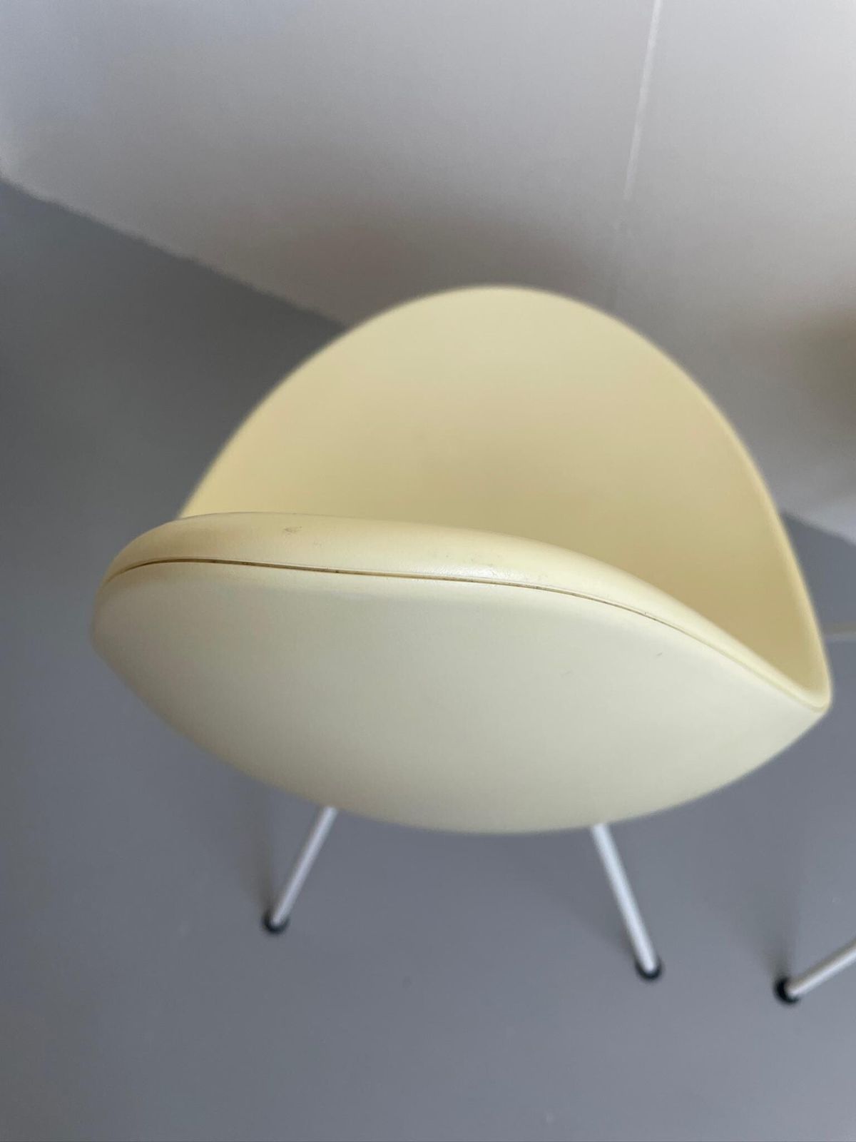 Pair Of Off White Cream Drop Arne Jacobsen Danish Dining Chairs By Fritz Hansenplastic photo 295.0