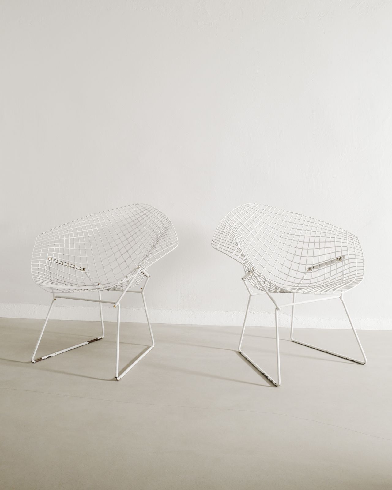 Pair Of Vintage Mid Century White "Diamond Chairs" In Metal By Harry Bertoia For Knoll, 1950s