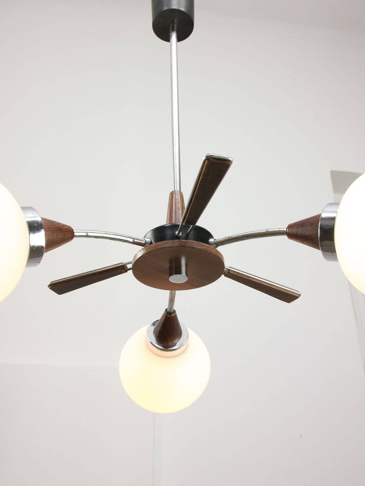 photo vintage Mid Century Modern Italian Chrome And Opaline Chandelier