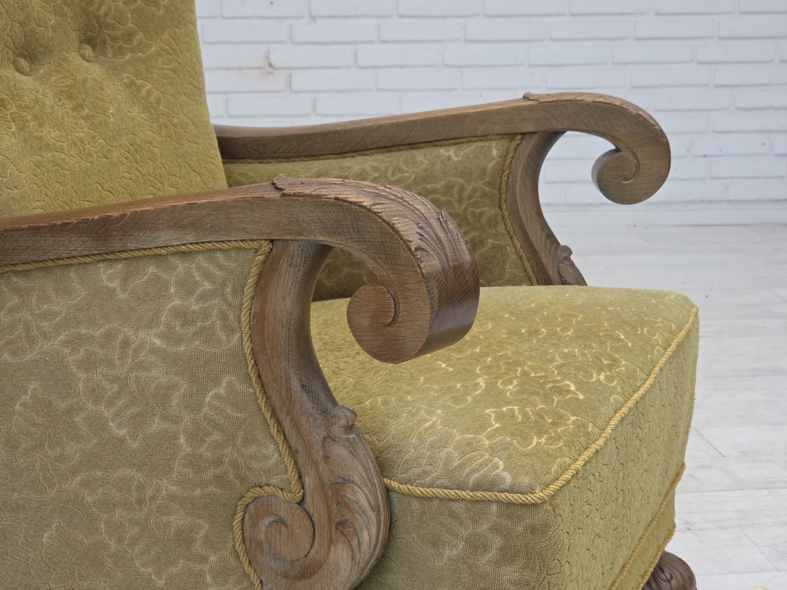 photo furniture Ca. Jaren 1960, Deense Fauteuil Met Hoge Rug, Meubelbekleding Van Katoen/Wol, Massief Eikenhout.