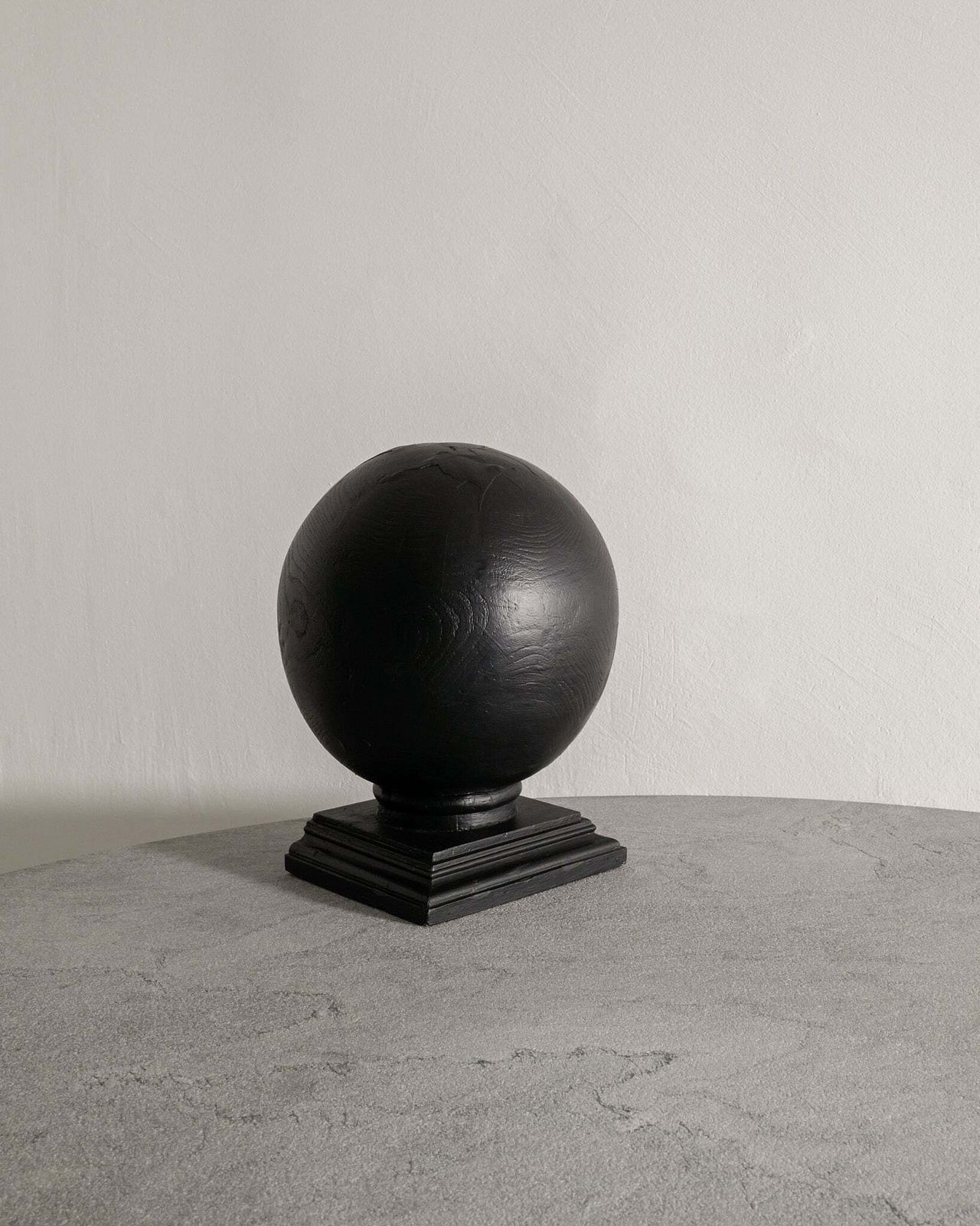 Pair Of English Antique Wooden Globe Sculptures In Black & Brown Stained Oak Produced In England photo vinterior
