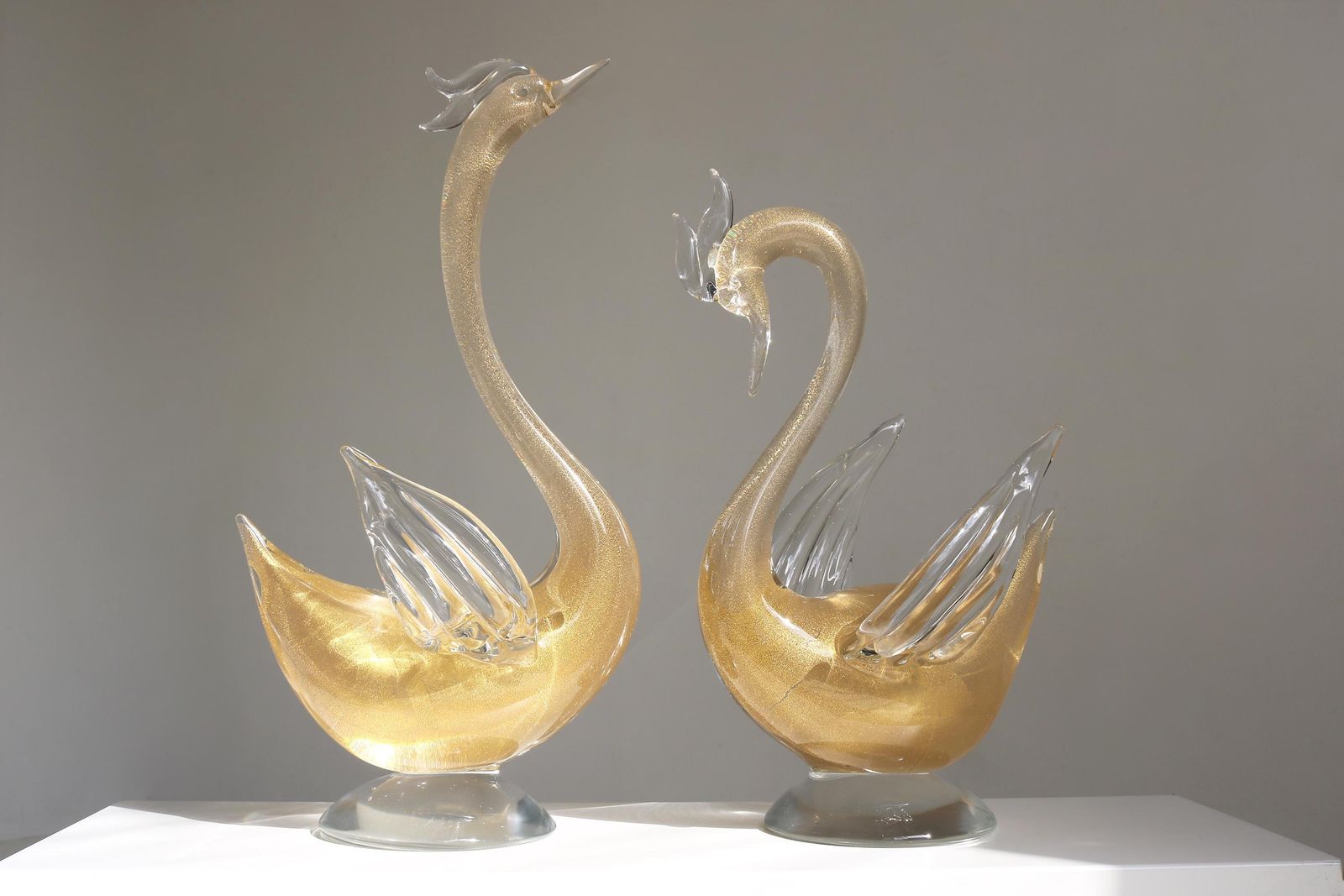 Gesigneerde Murano Kristalglazen Zwanensculpturen Met Bladgoud Van Gambaro E Poggi – Vintage Mid Century Italiaans Kunstglas photo furniture