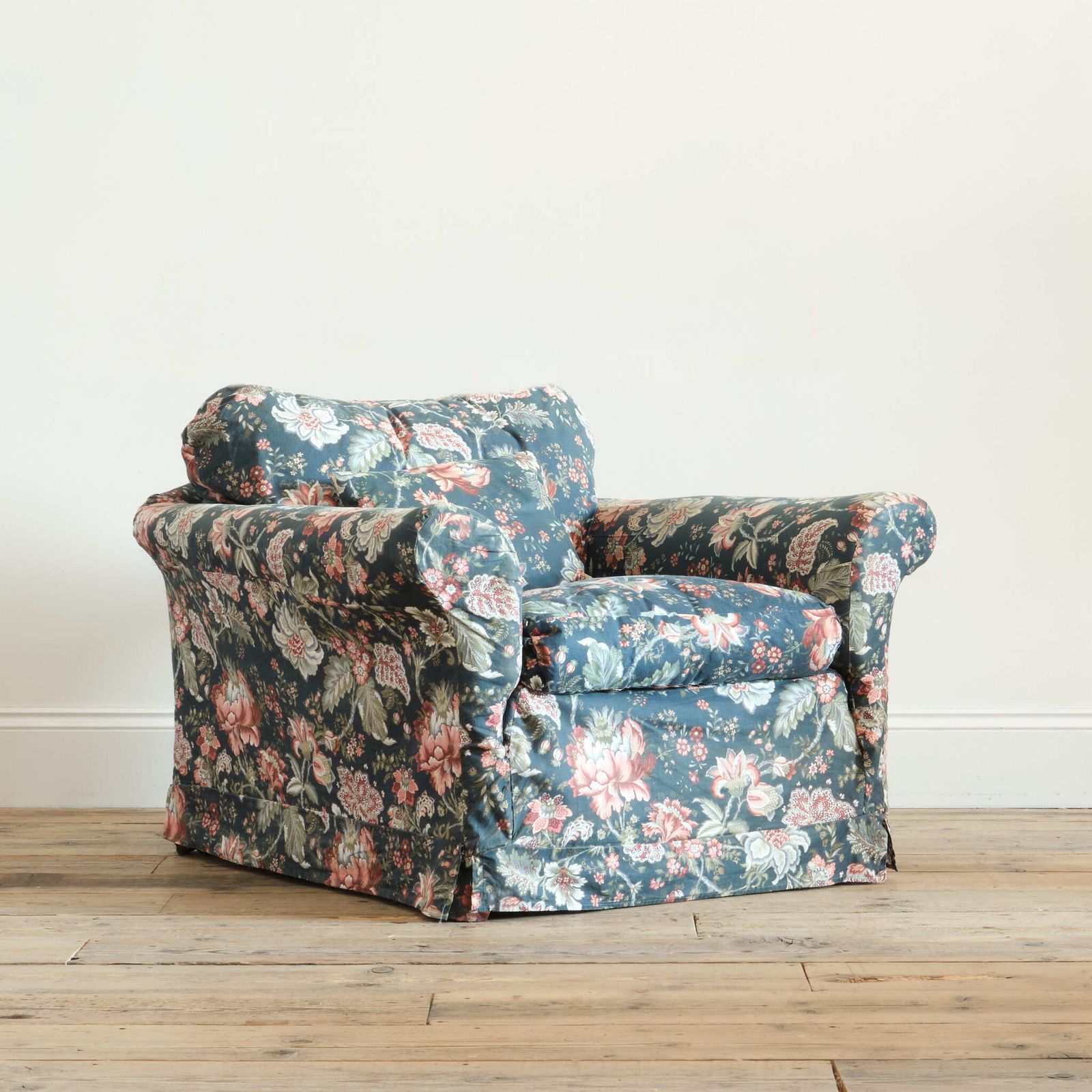 Large Deep Seated Country House Armchair photo 1400.0