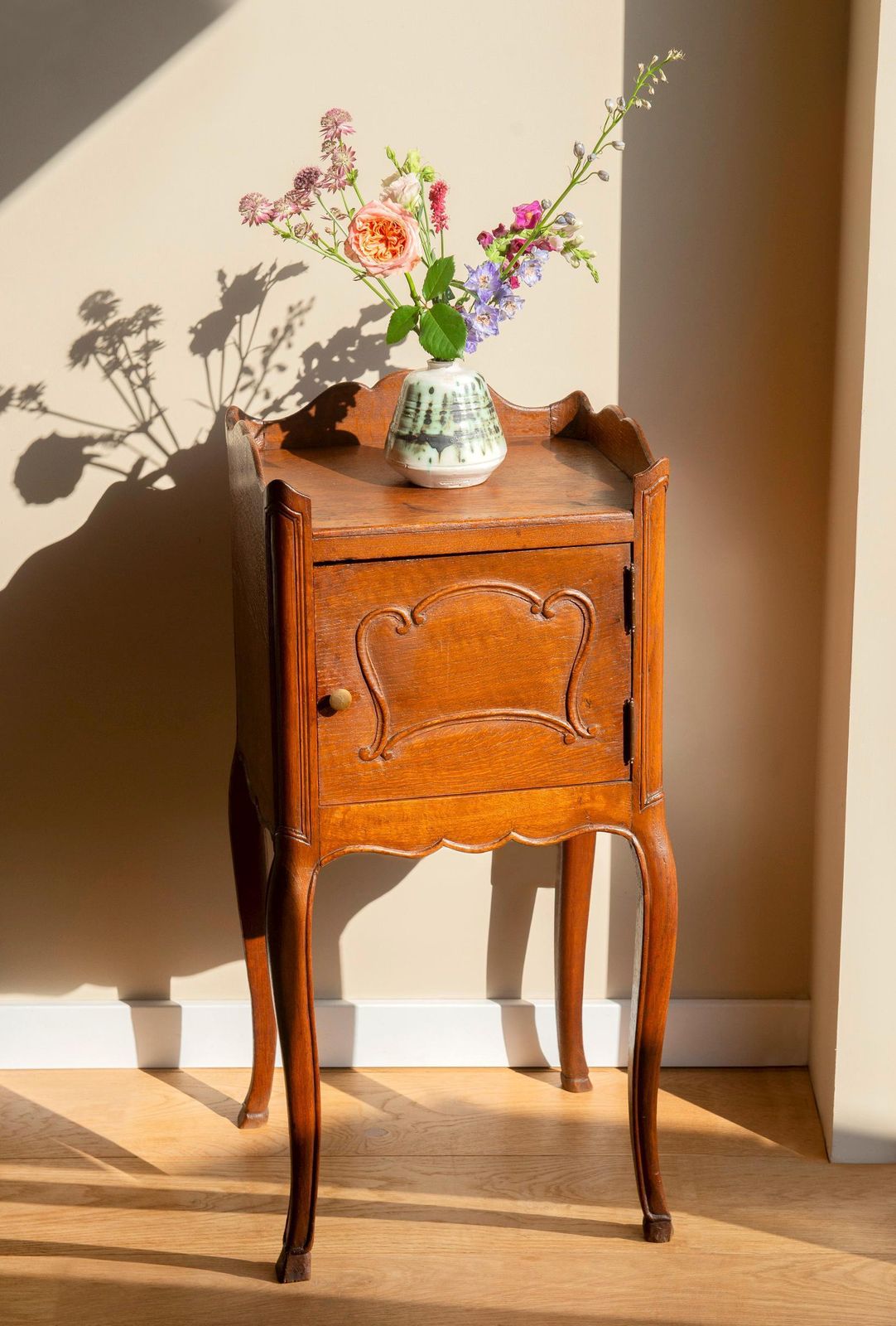 Armoire d'époque en chêne, table de chevet française, table téléphone, pieds courbés, table d'appoint à abattant et plateau festonné photo for sale