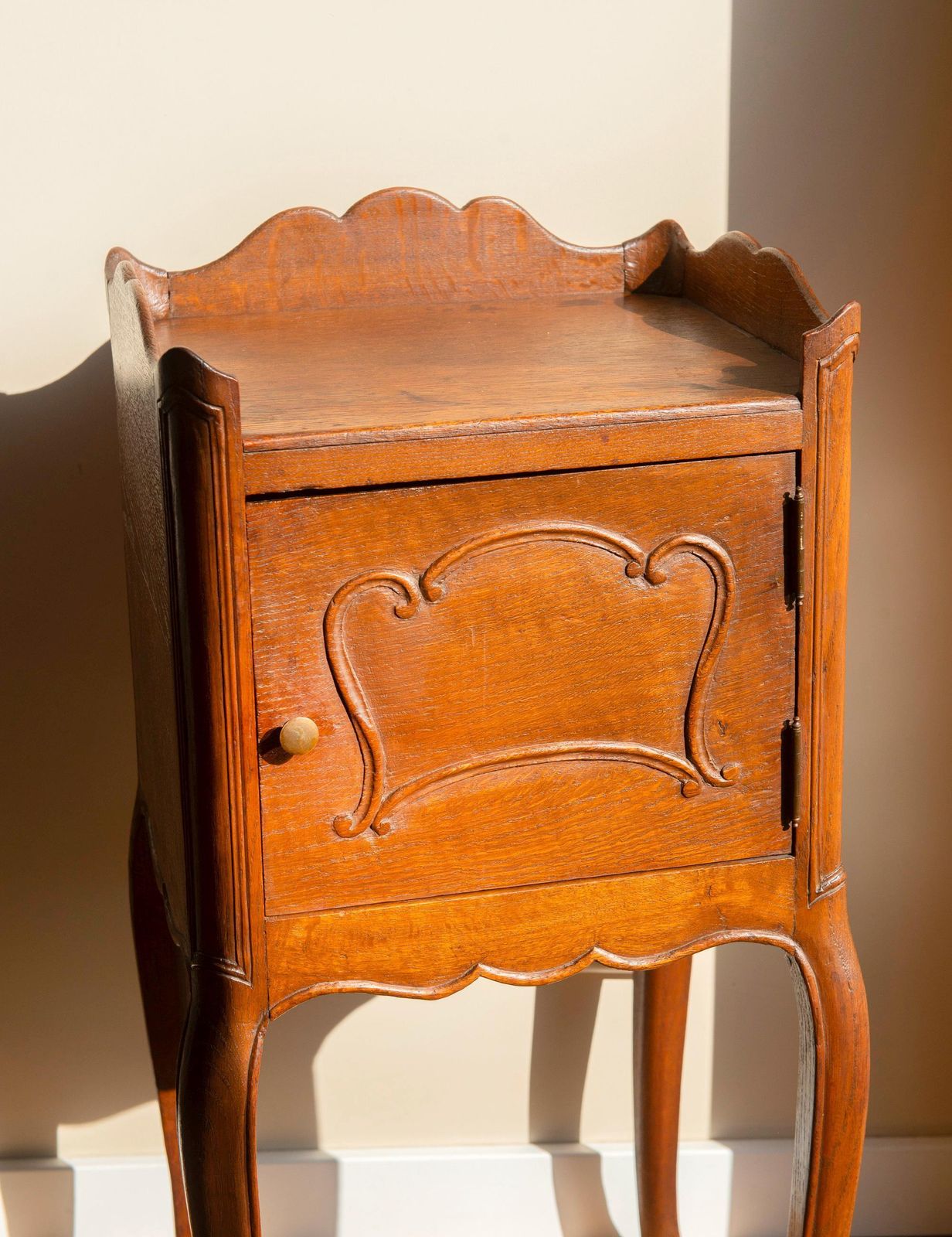 Antiek Houten Kastje, Frans Nachtkastje, Eiken Telefoonkastje, Gebogen Poten, Sidetable Met Deur En Geschulpte Rand photo 565.0