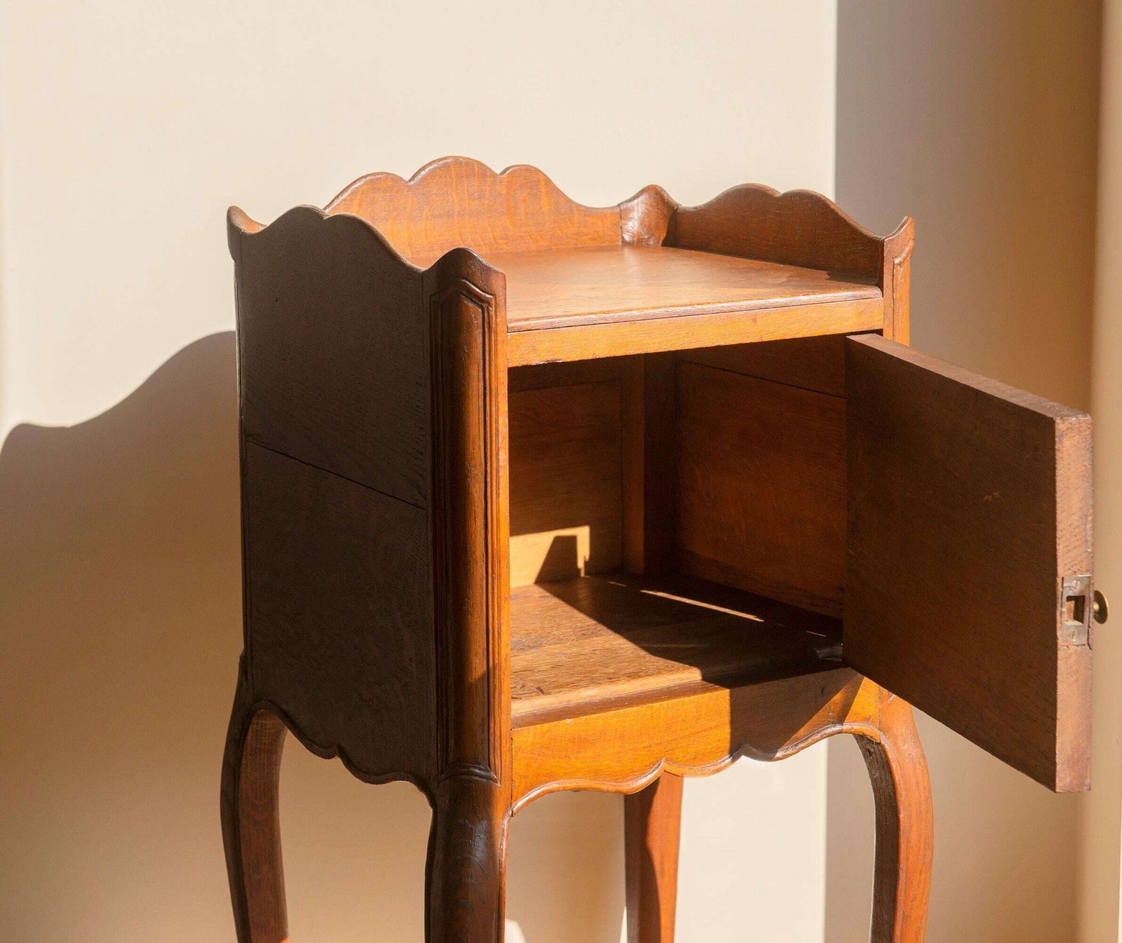 photo for sale Antiek Houten Kastje, Frans Nachtkastje, Eiken Telefoonkastje, Gebogen Poten, Sidetable Met Deur En Geschulpte Rand