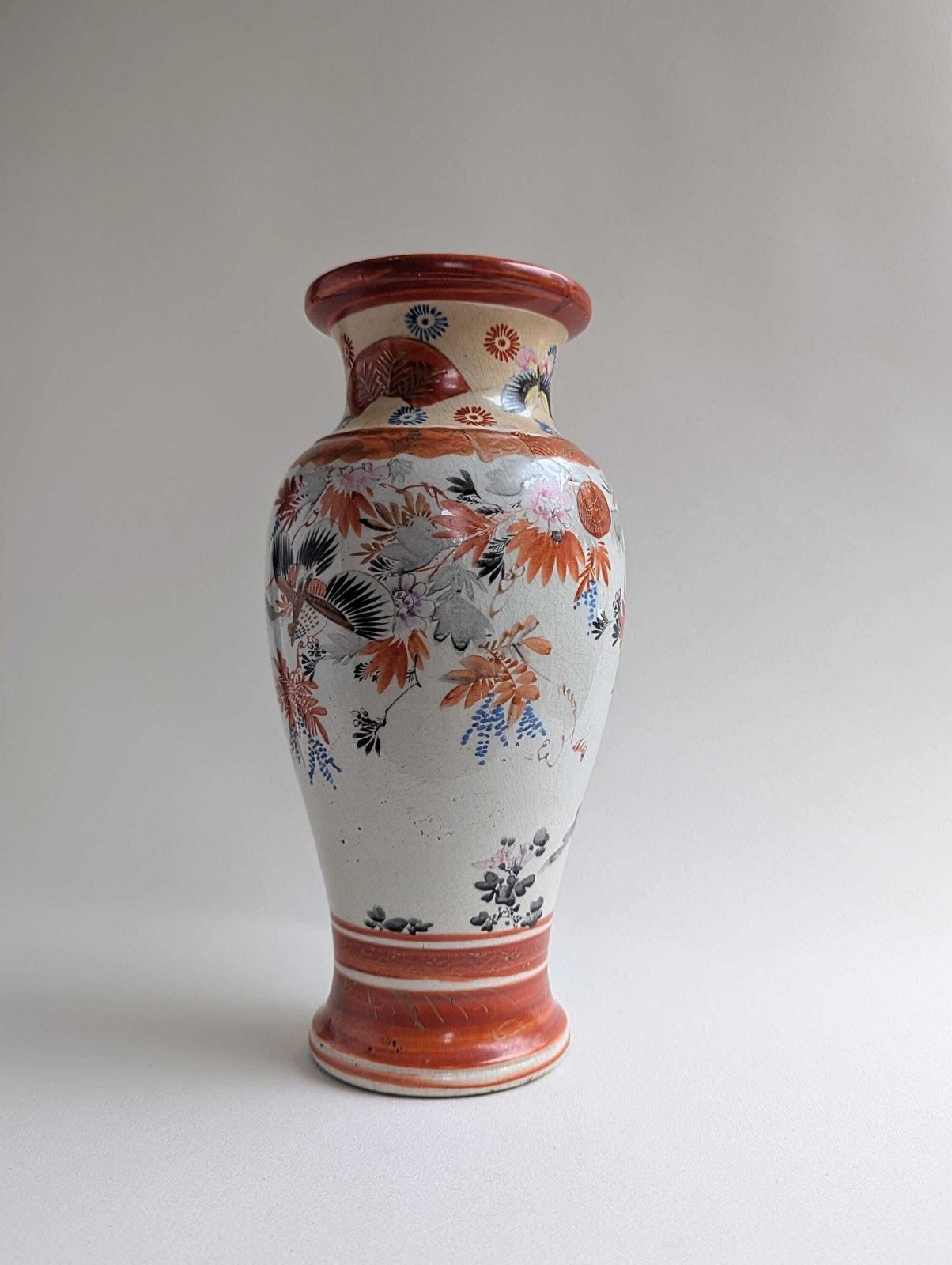 photo furniture 19th Century Red Japanese Meiji Kutani Vase, Hand Painted Gilt Porcelain