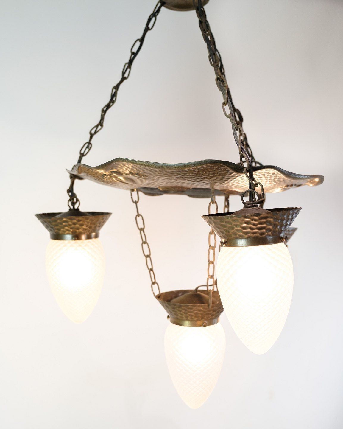 photo furniture Chandelier – 4 Arms – Patinated Hammered Brass & Teardrop Glass – Jugendstil – 1920s