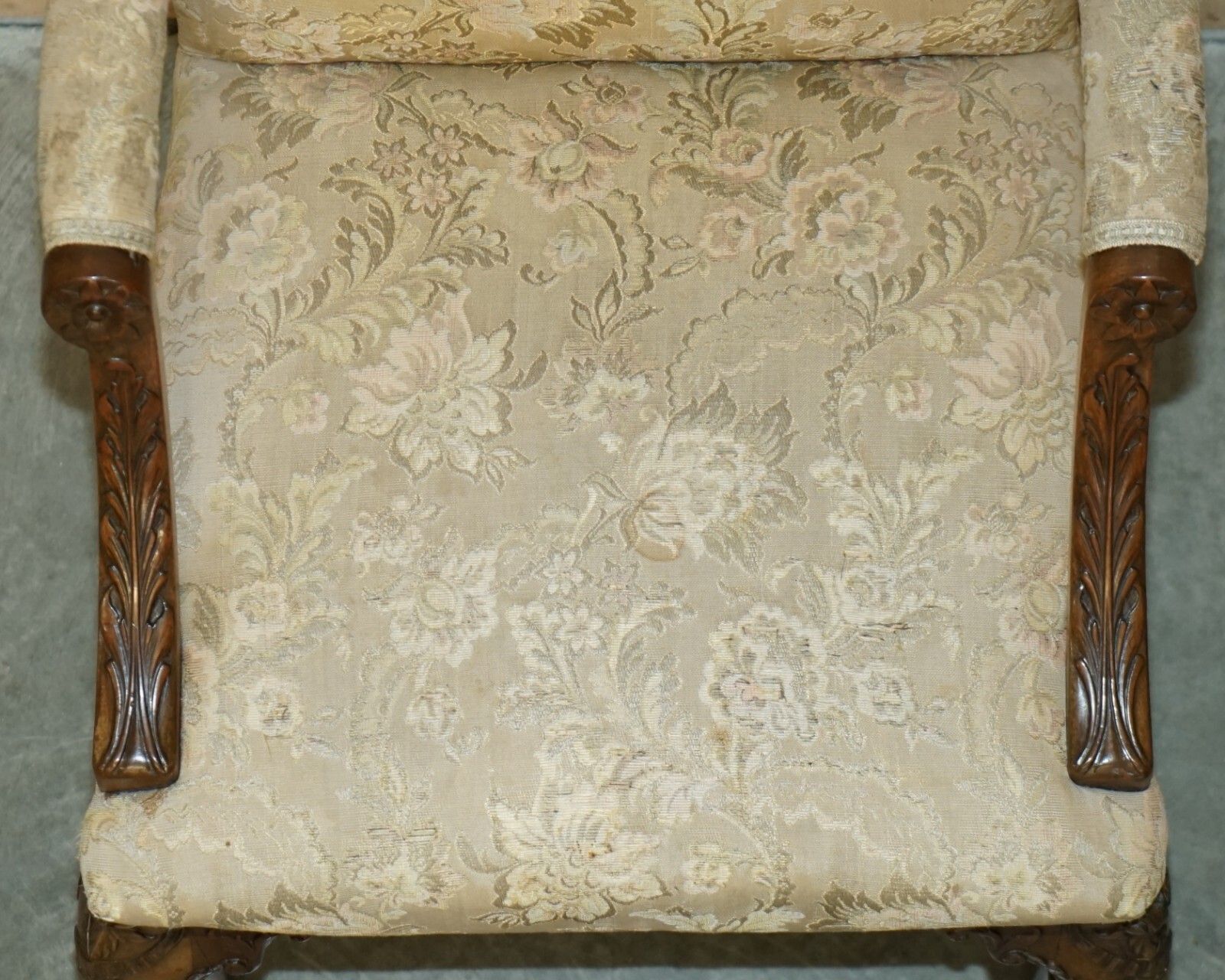 photo vintage Antique Circa 1880 Irish George III Style Heavily Carved Gainsborough Armchair