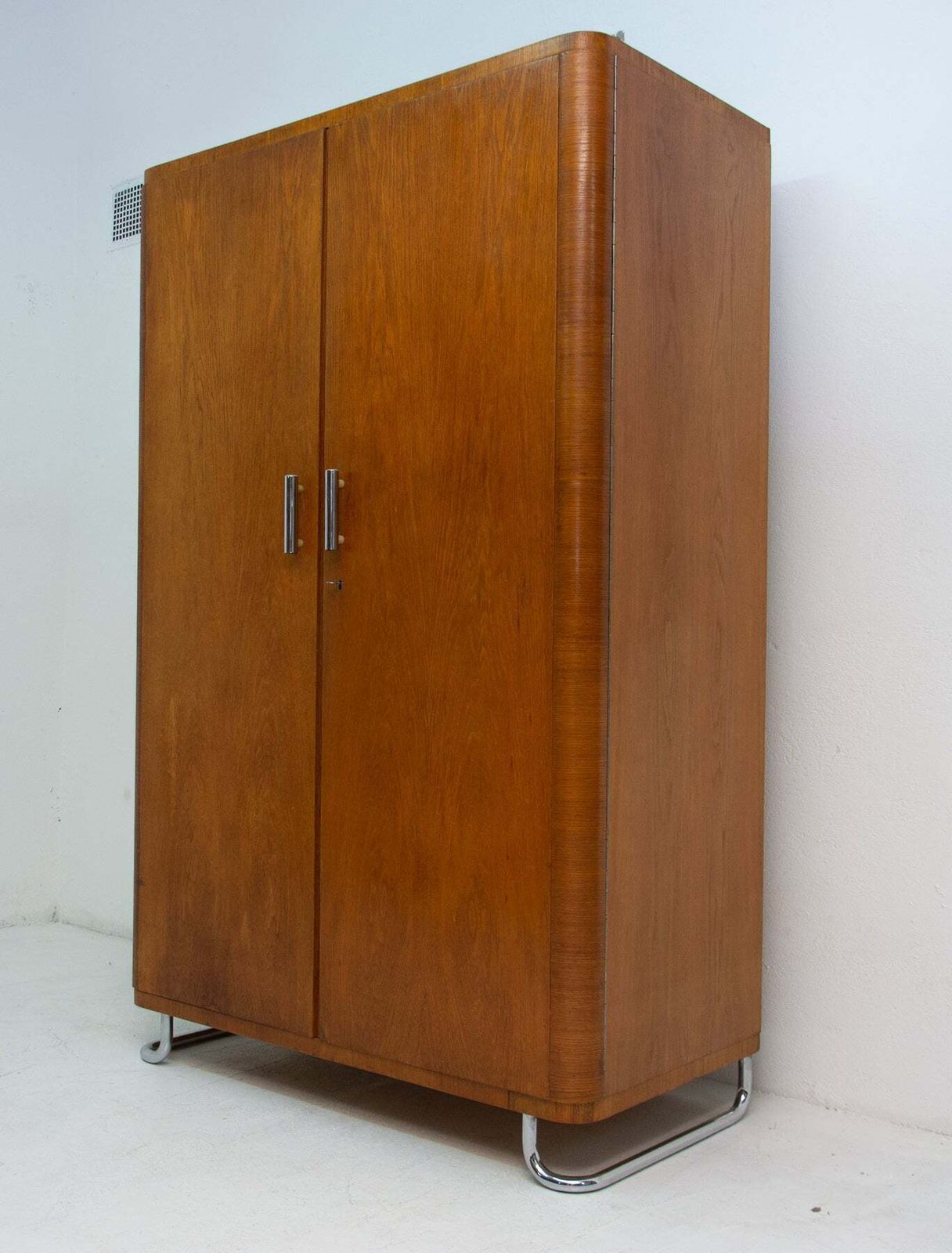 Bauhaus Kledingkast Met Chromen Details, Bohemen, Jaren 1930 photo Meubels