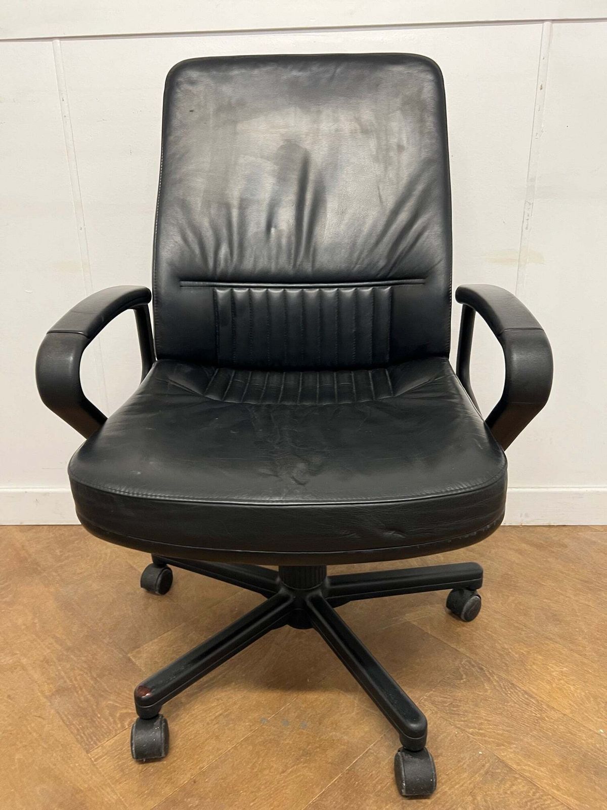 A Set Of 4 Interstuhl Black Leather Swivel Meeting Chairs (1980's/1990's) photo for sale