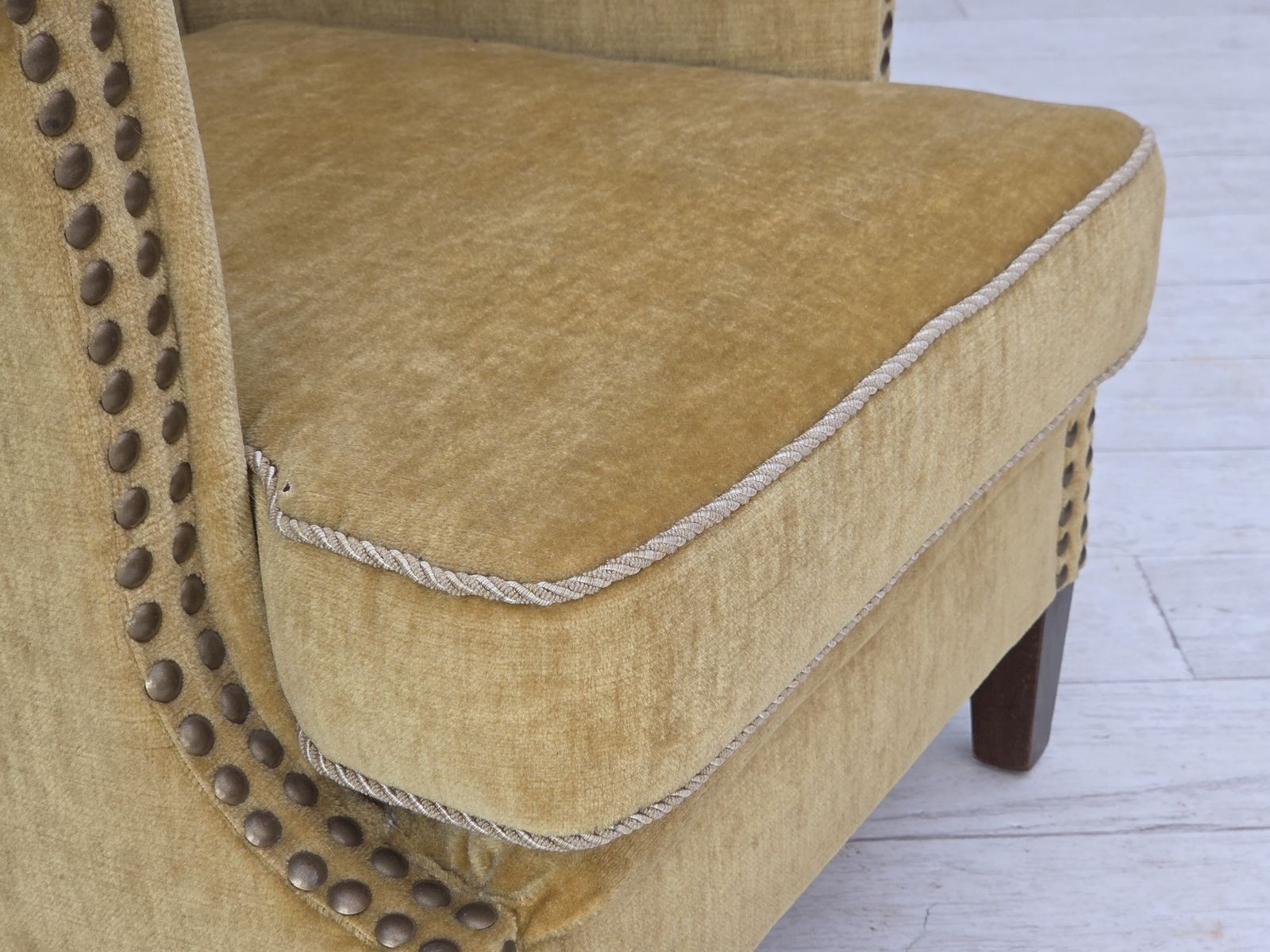 photo vinterior Ca. Jaren 1960, Deense Fauteuil, Honinggeel Meubelvelours, Goede Staat.
